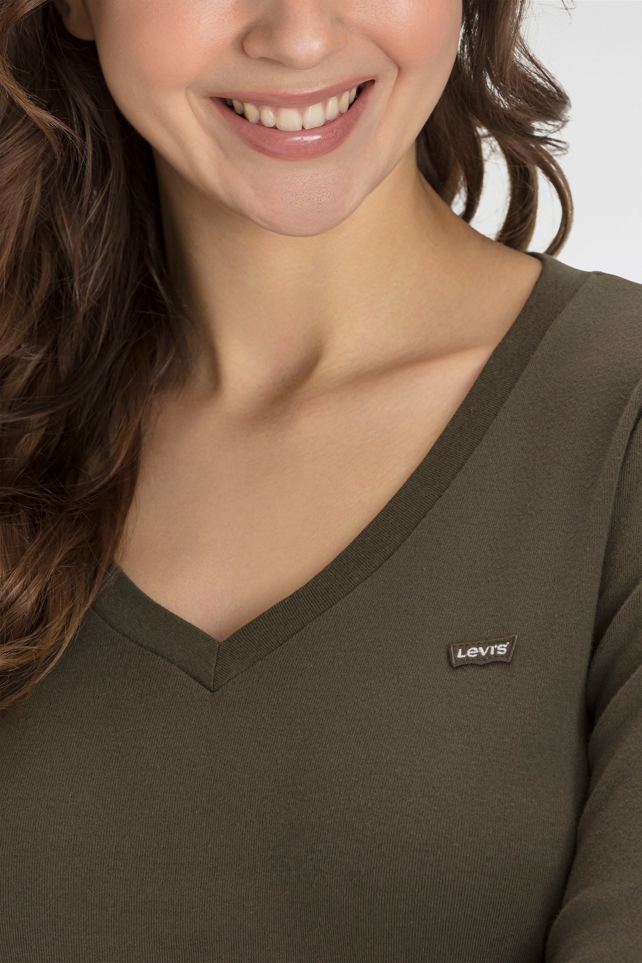 Levi's® Langarmshirt »ESSENTIAL HM LS VNECK«, mit Logo Stickerei