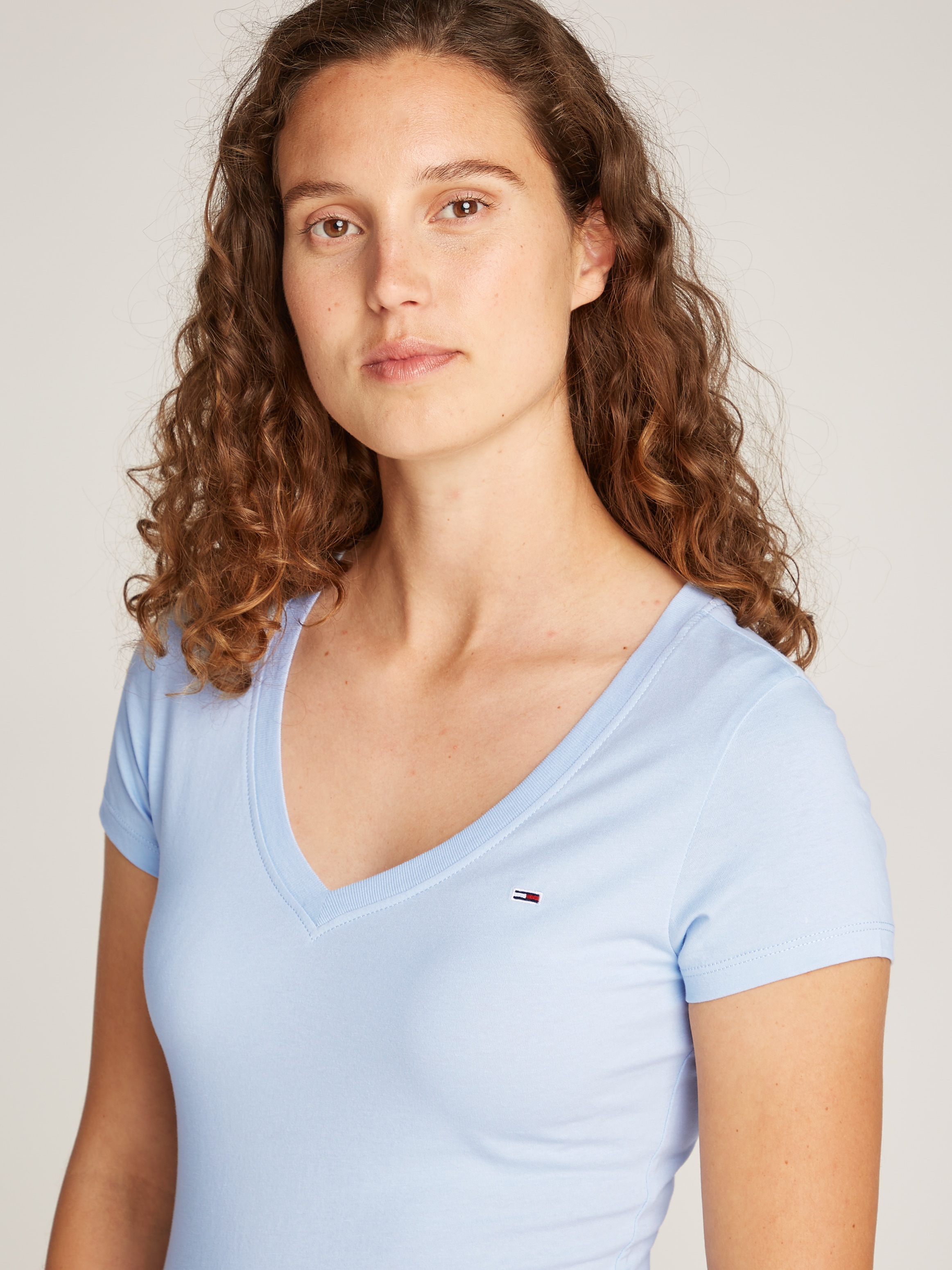 Tommy Jeans T-Shirt »TJW SLIM V-NECK TEE«, mit Logo-Stickerei