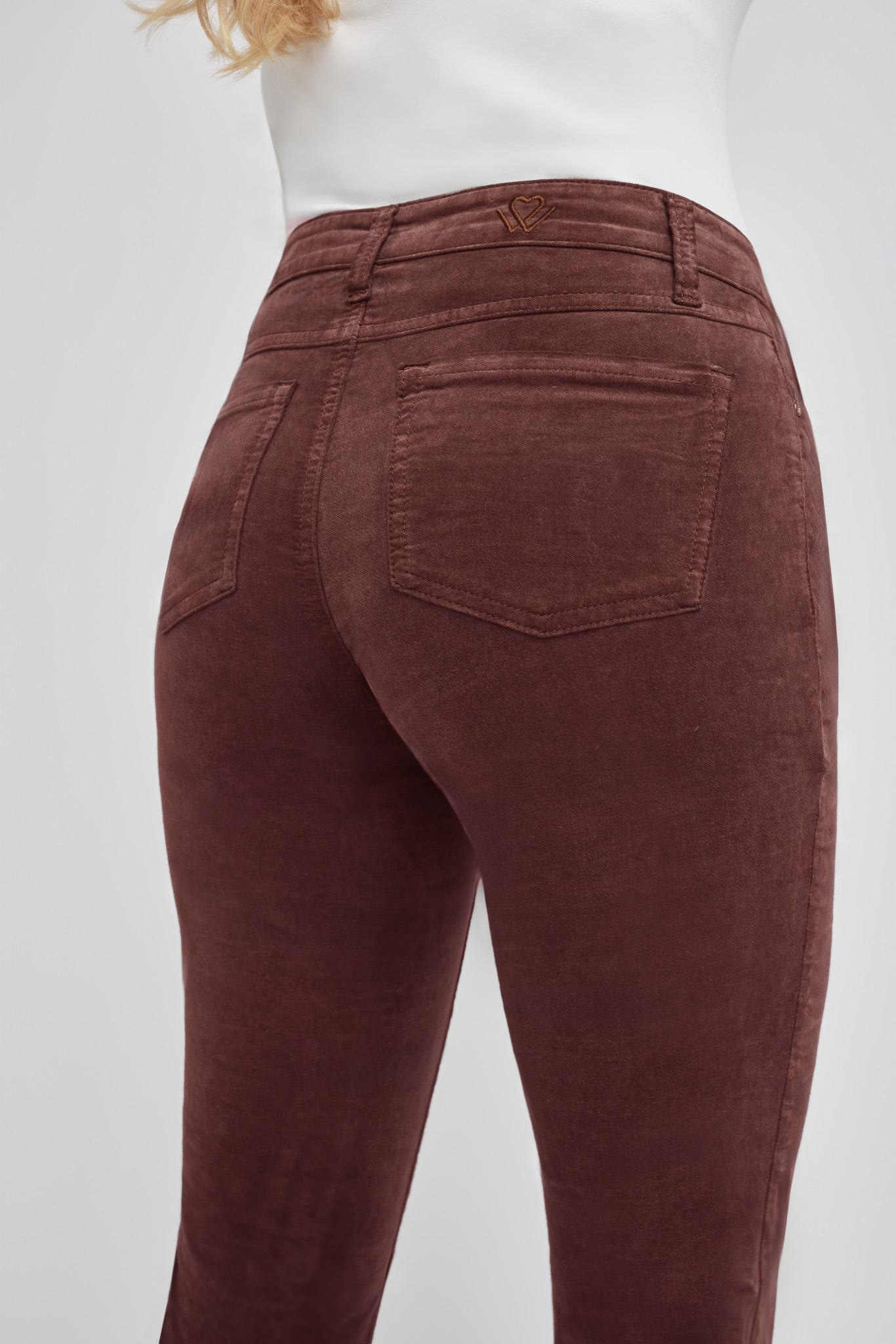 wonderjeans Bootcut-Jeans, Figurbetonte Form mit leicht ausgestelltem Bein