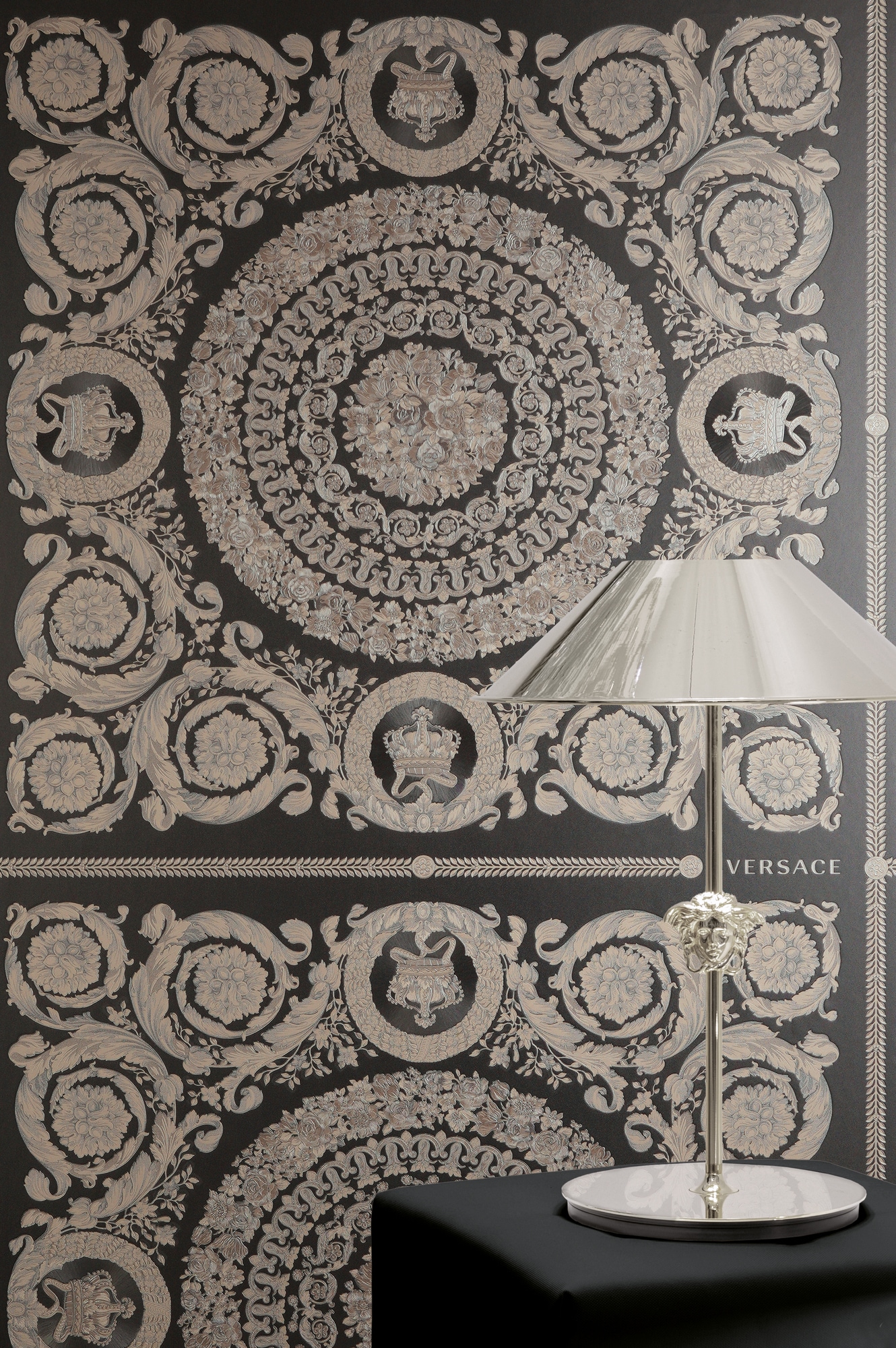 Versace Vliestapete »Versace 6 Heritage –« 3D-Optik | Barock | Motiv geprägt Opulentes Medaillon-Design mit Glanz & fein strukturierter Oberfläche