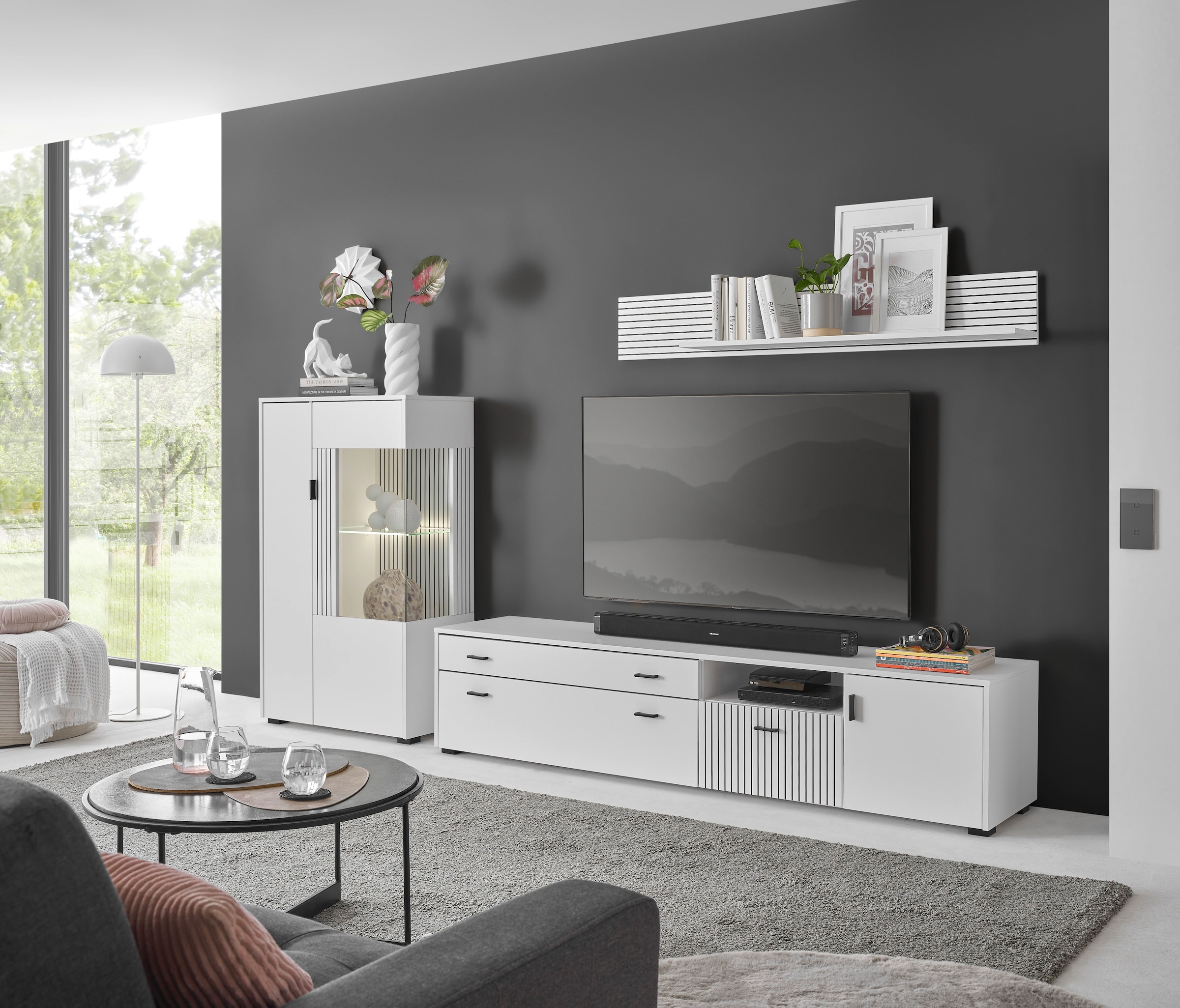 INOSIGN Vitrine »Hudson, Stauraumvitrine, Standvitrine«, in moderner Trendfarbe, Griffe aus Metall (Schwarz), Höhe 125 cm