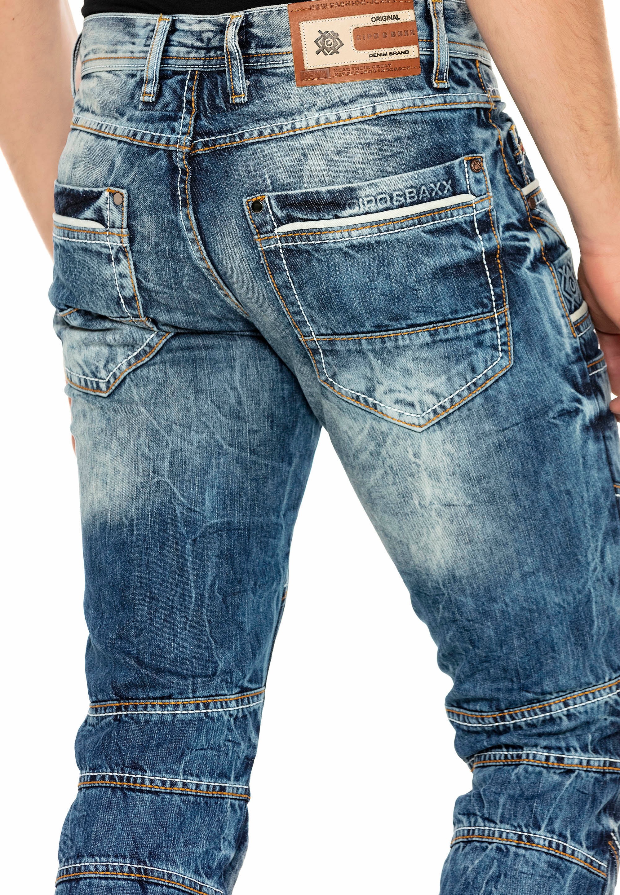 Cipo & Baxx Bequeme Jeans, mit Kontrastnähten und Seitentaschen