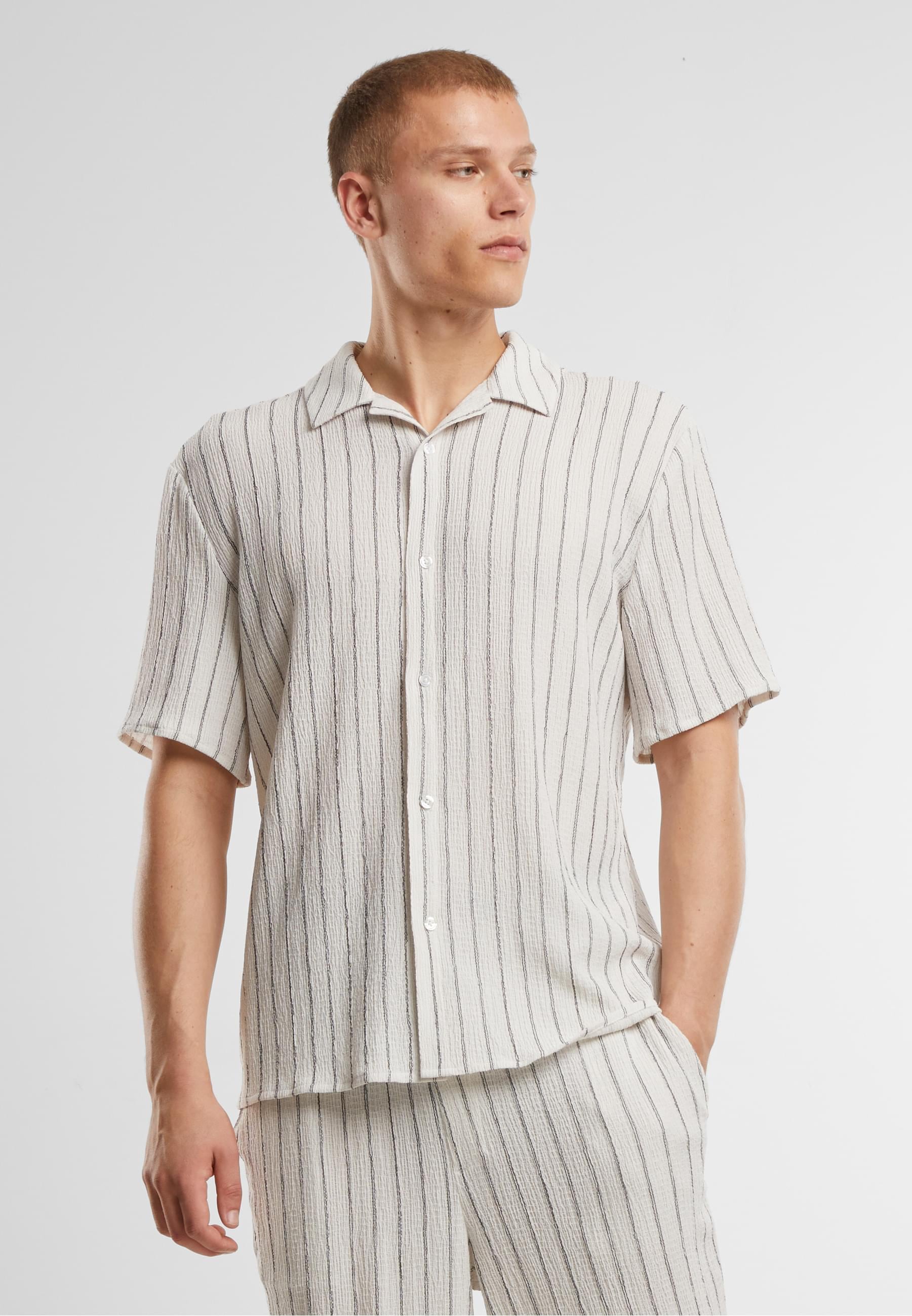 URBAN CLASSICS Langarmhemd »Urban Classics Striped Crinkle Resort Shirt«, (1 tlg.)