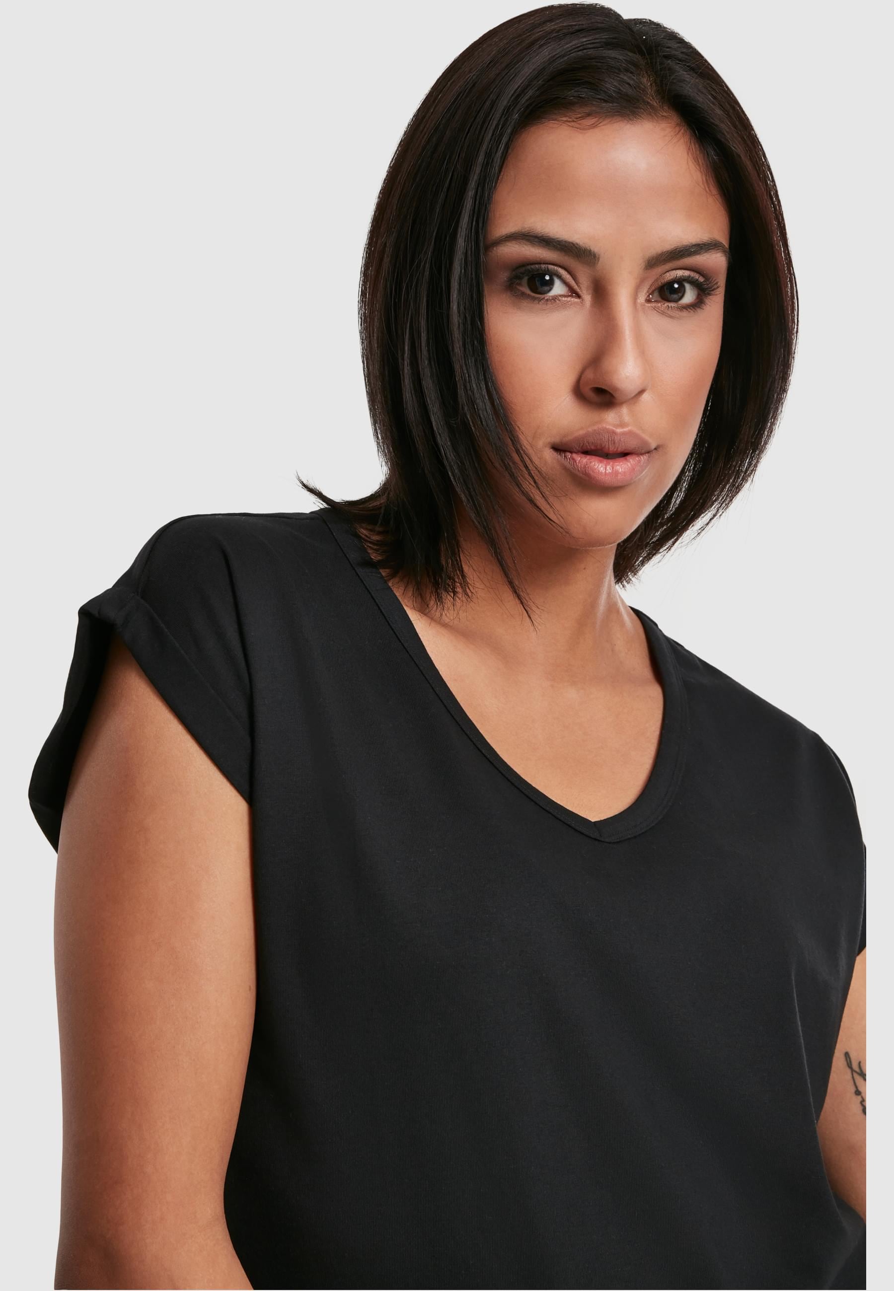 URBAN CLASSICS Kurzarmshirt »Urban Classics Damen Ladies Round V-Neck Extended Shoulder Tee«, (1 tlg.)