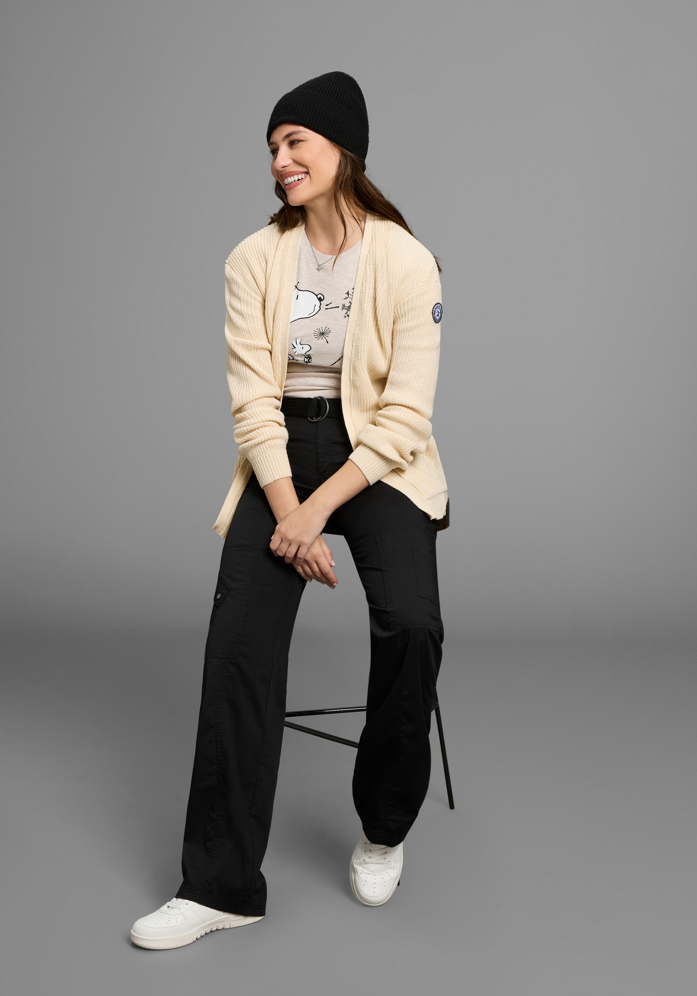 KangaROOS Strickjacke, aus kuscheligem Strick