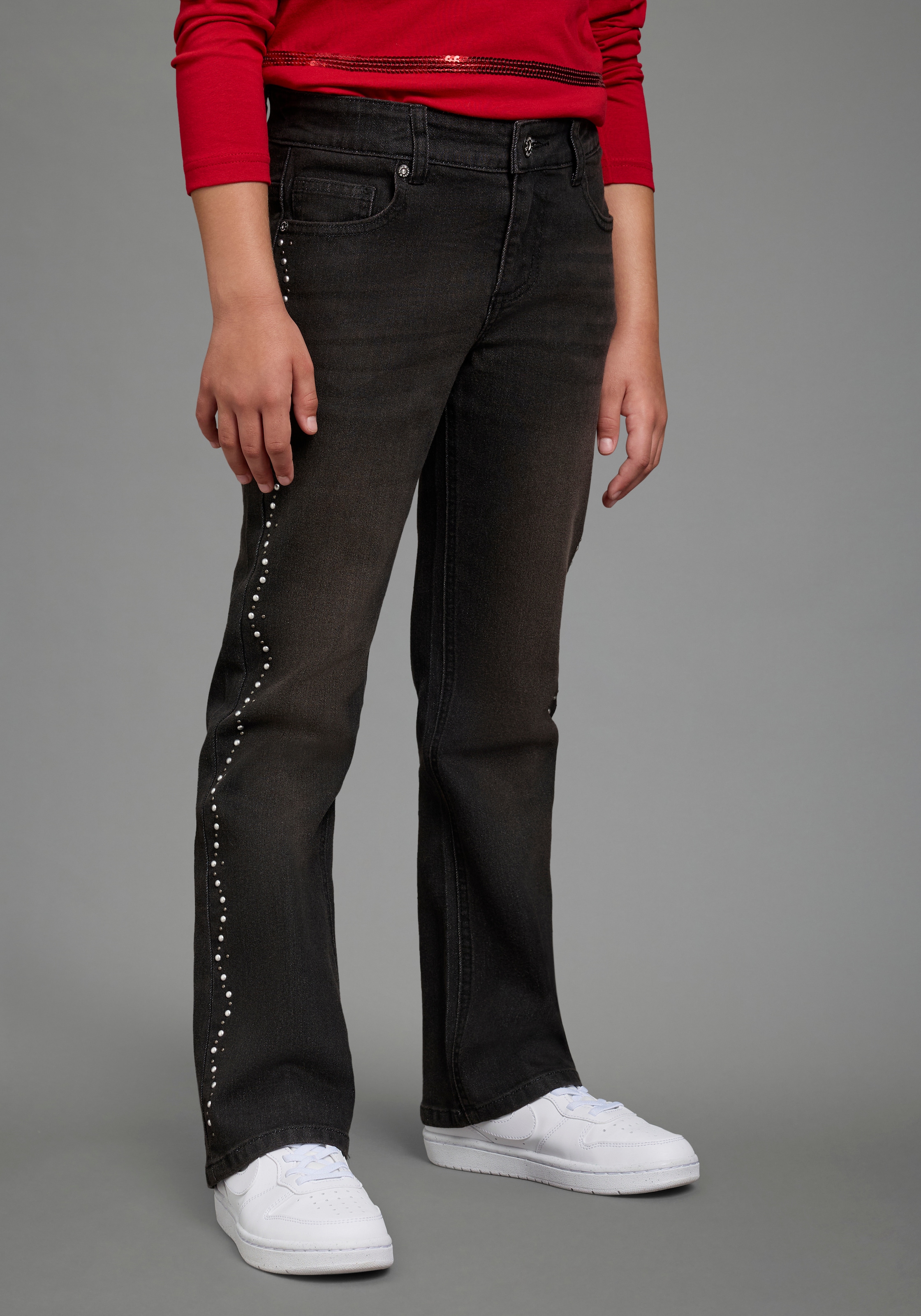 Bruno Banani Bootcut-Jeans "Stretchjeans mit Nieten an Seitennaht, perfekter Modeartikel" Jeans in Bootcut Fit, mit Glitzersteinen, mit Abriebeffekten