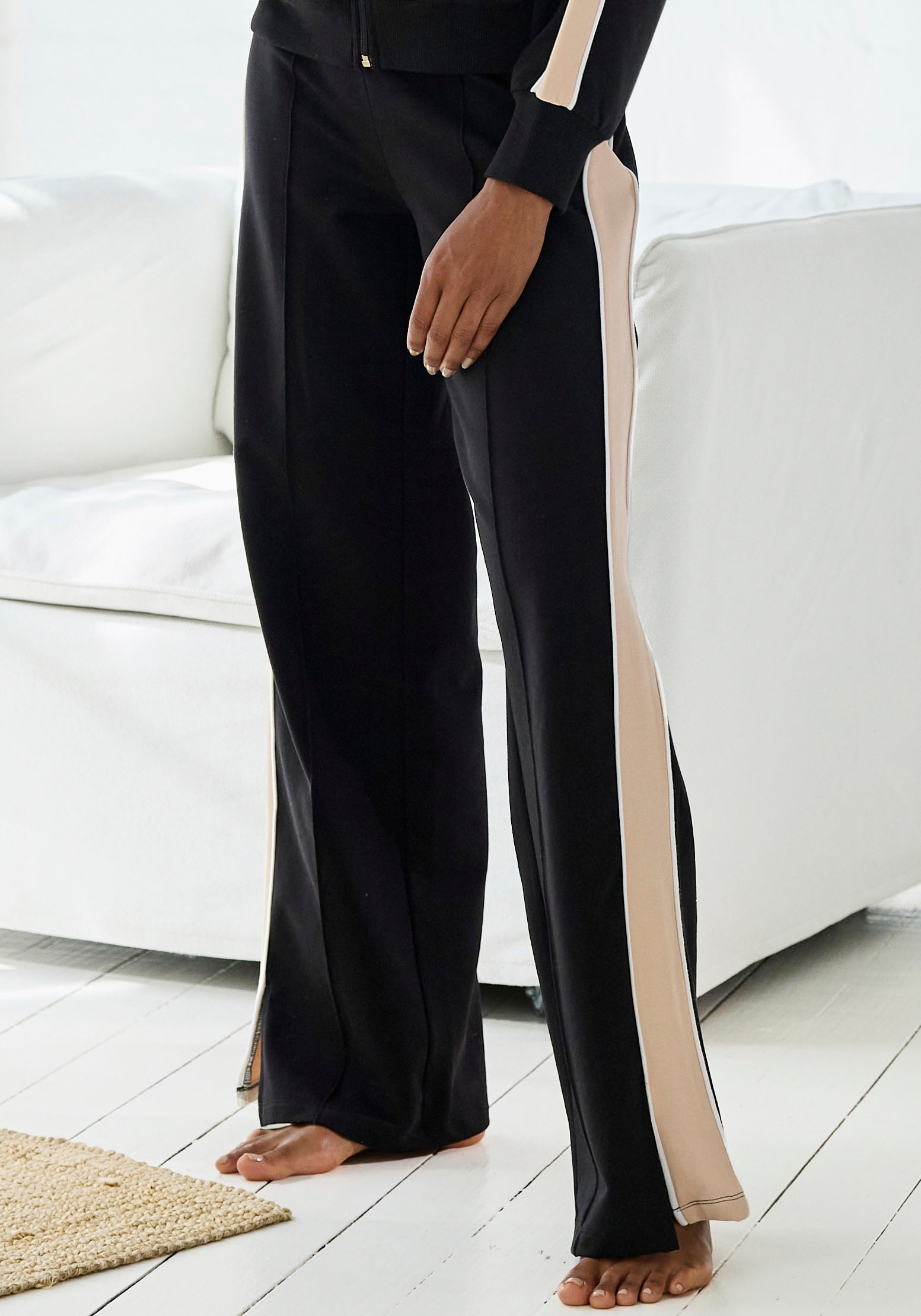 Sweathose »Loungehose - Relaxhose - Homewearhose«, mit Kontraststreifen und Pipings,...