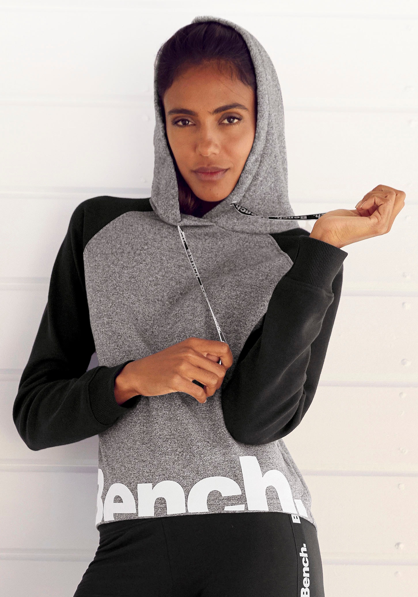 Bench. Loungewear Kapuzensweatshirt, mit farblich abgesetzten Ärmeln und Logodruck, Loungewear