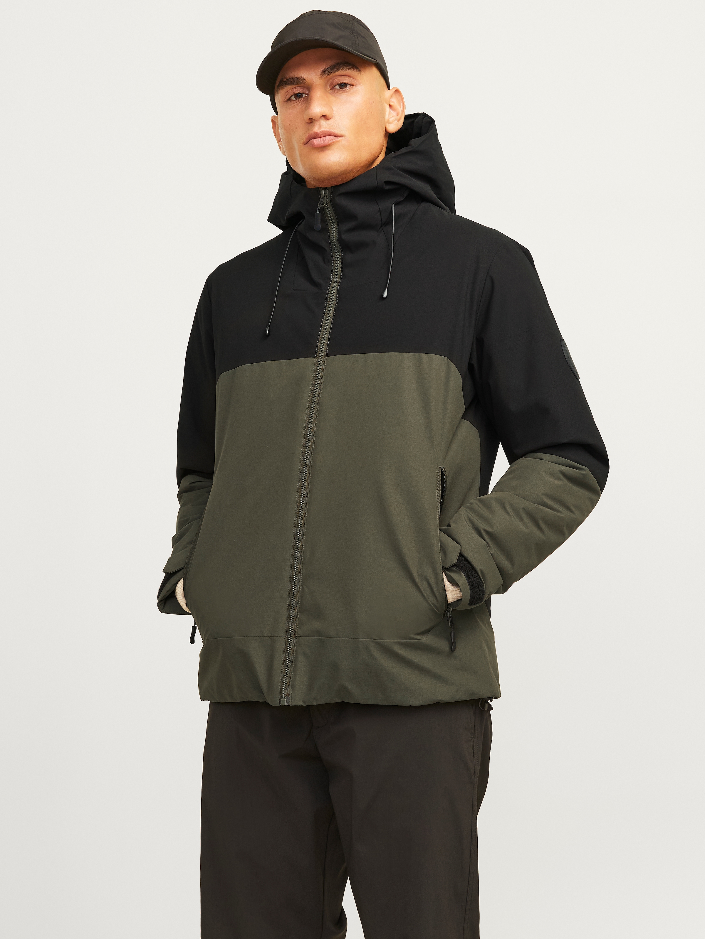 Jack & Jones Outdoorjacke "JCOAIDEN TRANSITIONAL JACKET SN", mit Kapuze