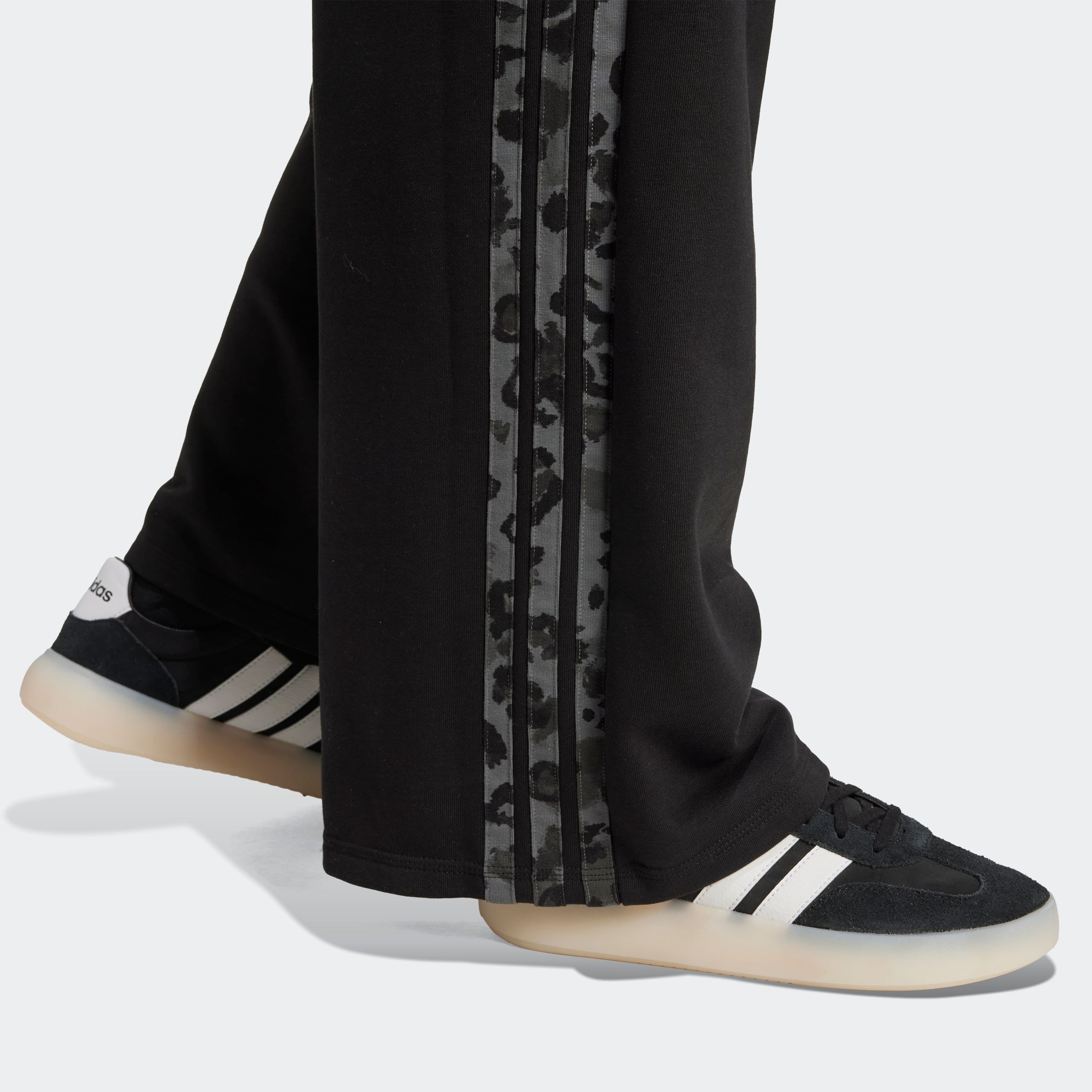 adidas Sportswear Sporthose »W AOP FT PT«, (1 tlg.), Locker geschnitten mit weitem Bein, Tierprint-Details