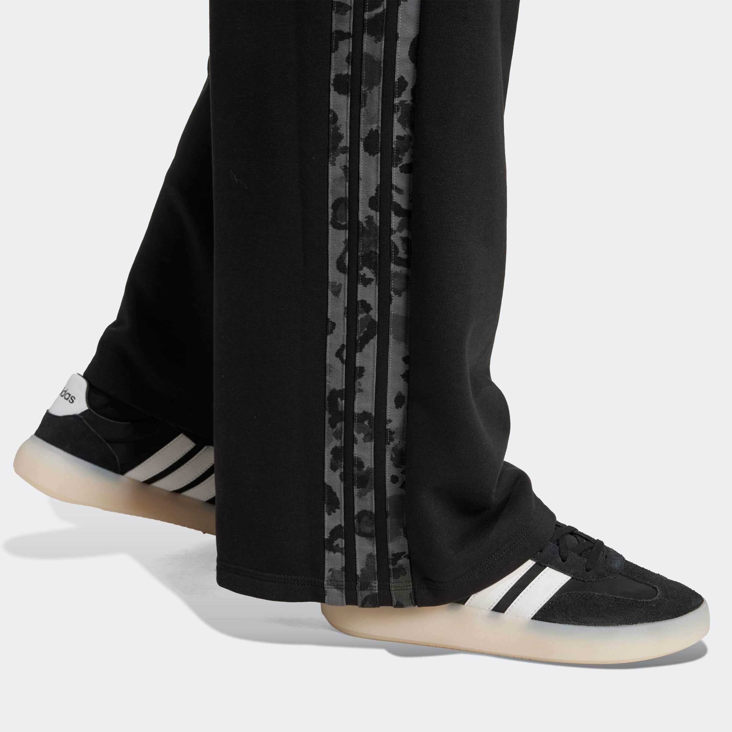 Thumbnail - adidas Sportswear Sporthose "W AOP FT PT" Locker geschnitten mit weitem Bein, Tierprint-Details