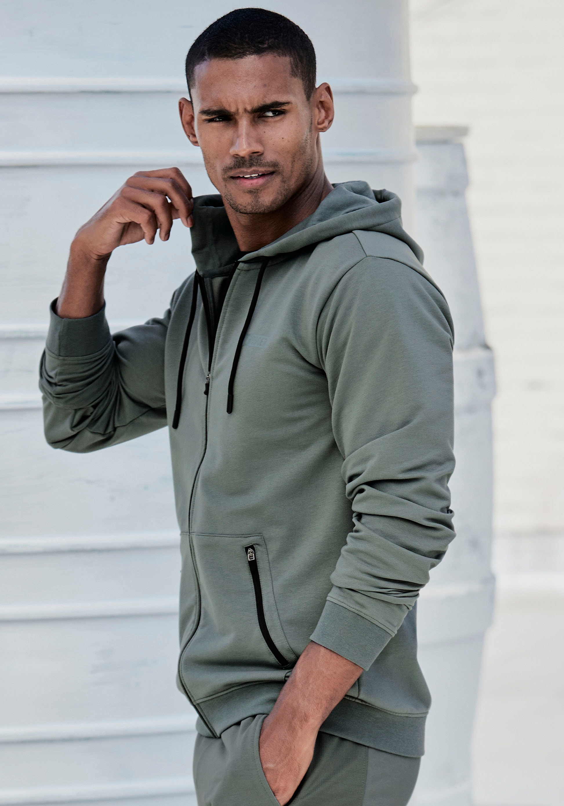 le jogger®  le jogger® Kapuzensweatjacke, mit seitlichen Reißverschlusstaschen