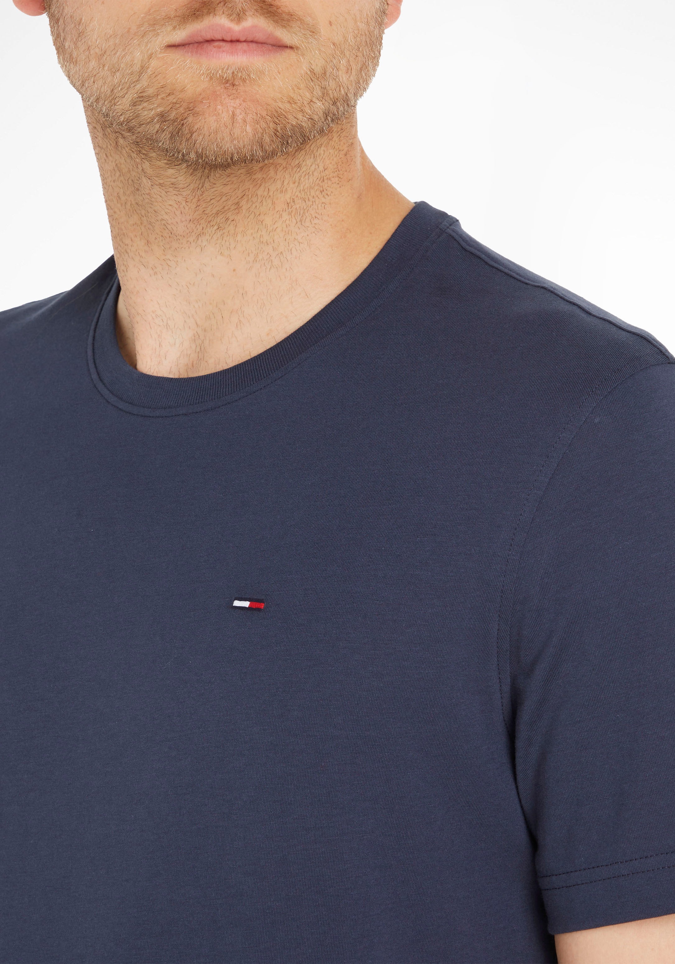 Thumbnail - Tommy Jeans T-Shirt "TJM ESSENTIAL SOLID TEE" mit Rundhalsausschnitt und dezenter Logo-Flag