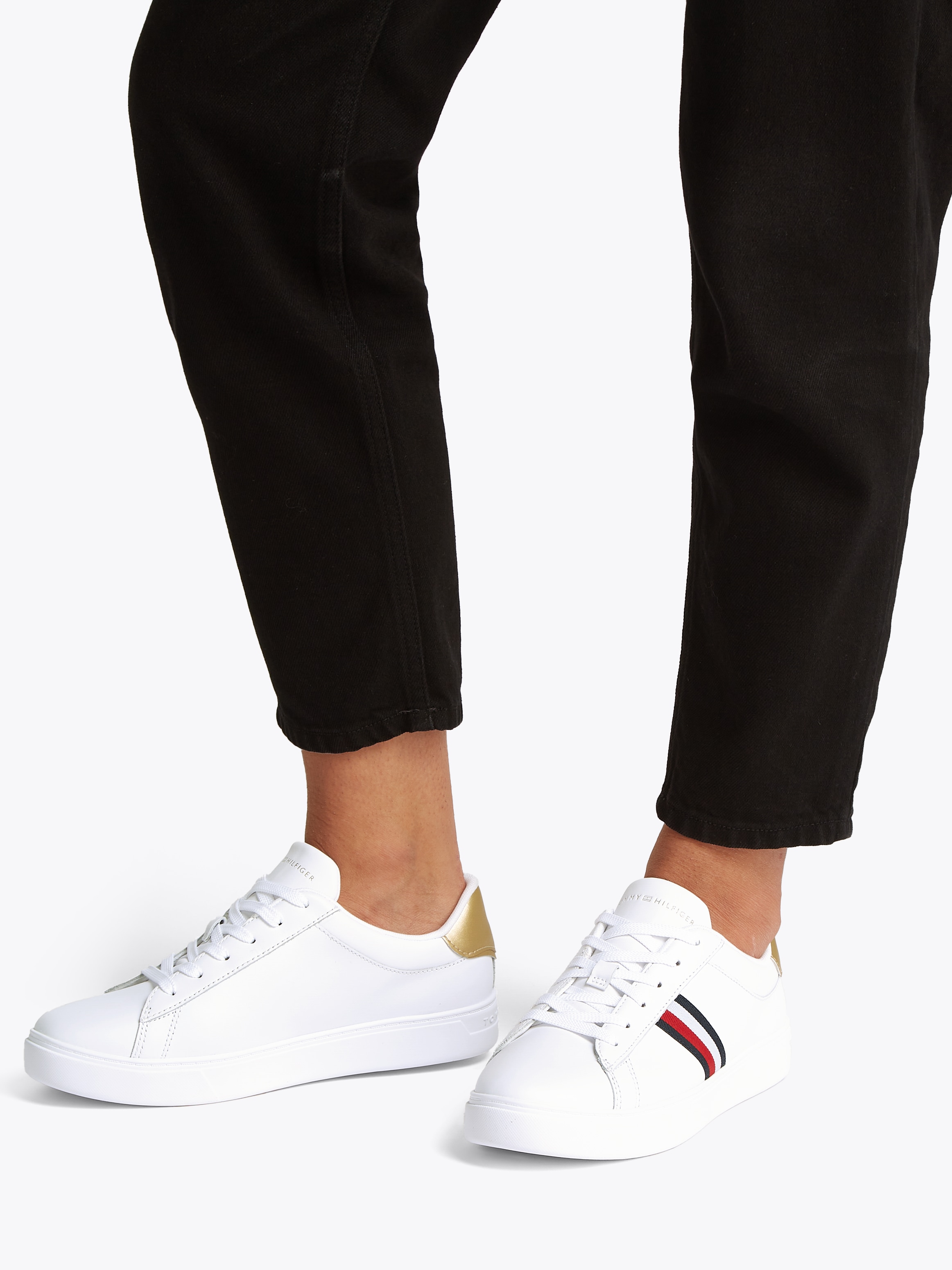 Tommy Hilfiger Plateausneaker »ESSENTIAL COURT SNEAKER STRPS«, Freizeitschuh, Halbschuh, Schnürschuh mit typischen Streifen