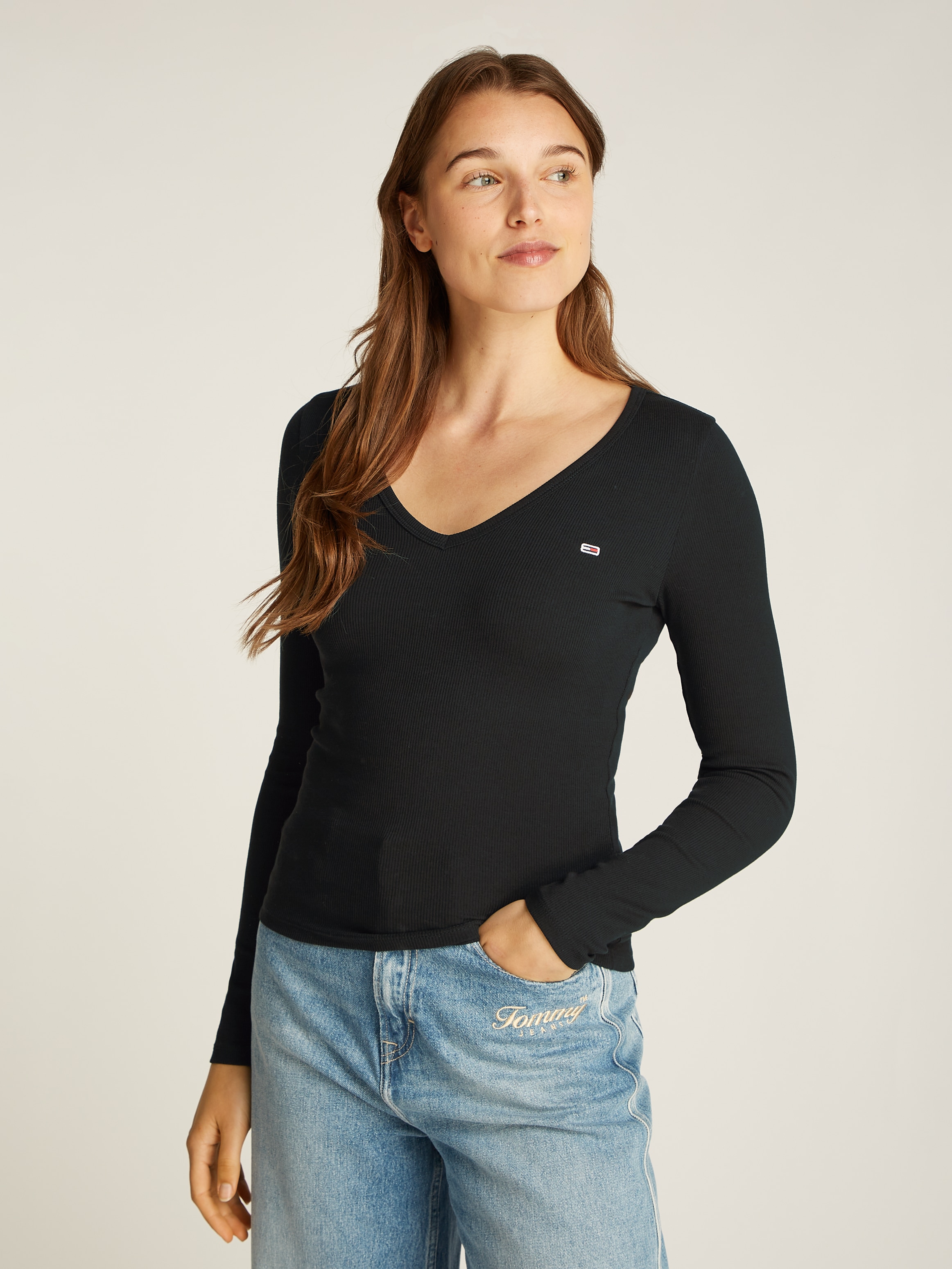 Langarmshirt »TJW SLIM ESSENTIAL RIB V LS«, in Rippoptik, mit Logostickerei