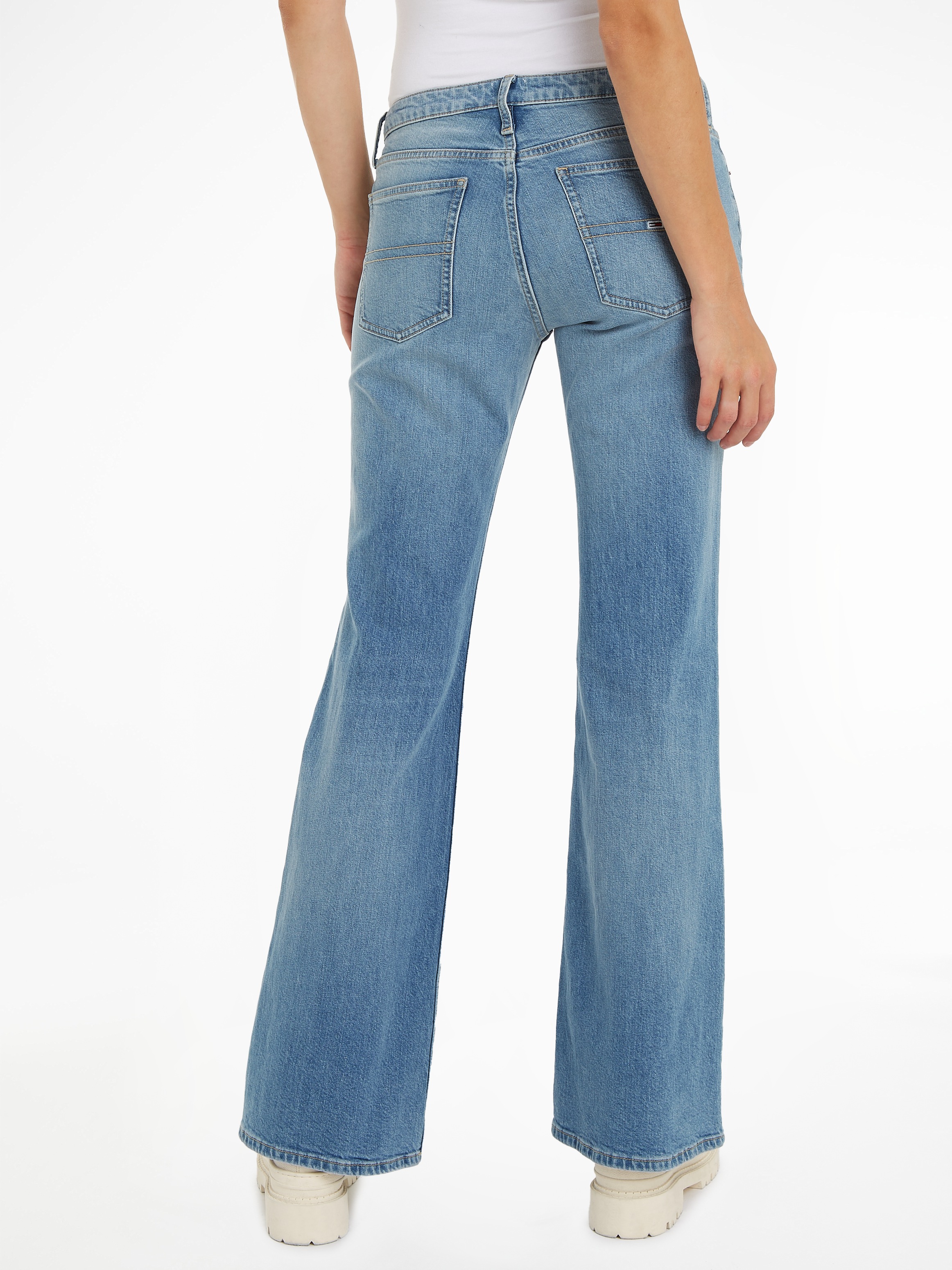 Tommy Jeans Bequeme Jeans "Sophie Low Wais Flare Wide", mit Ledermarkenlabe günstig online kaufen