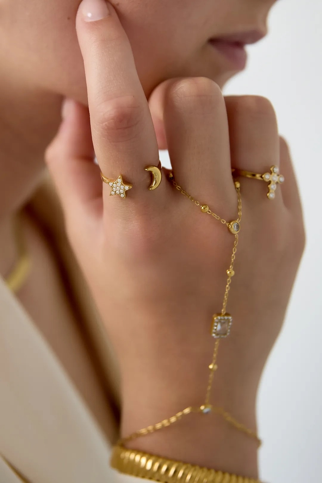 Adelia´s Fingerring »LIVAYA LIVAYA Ring Fingerring aus Edelstahl mit Mond und Stern« Trendiger Modeschmuck mit funkelndem Sternmotiv
