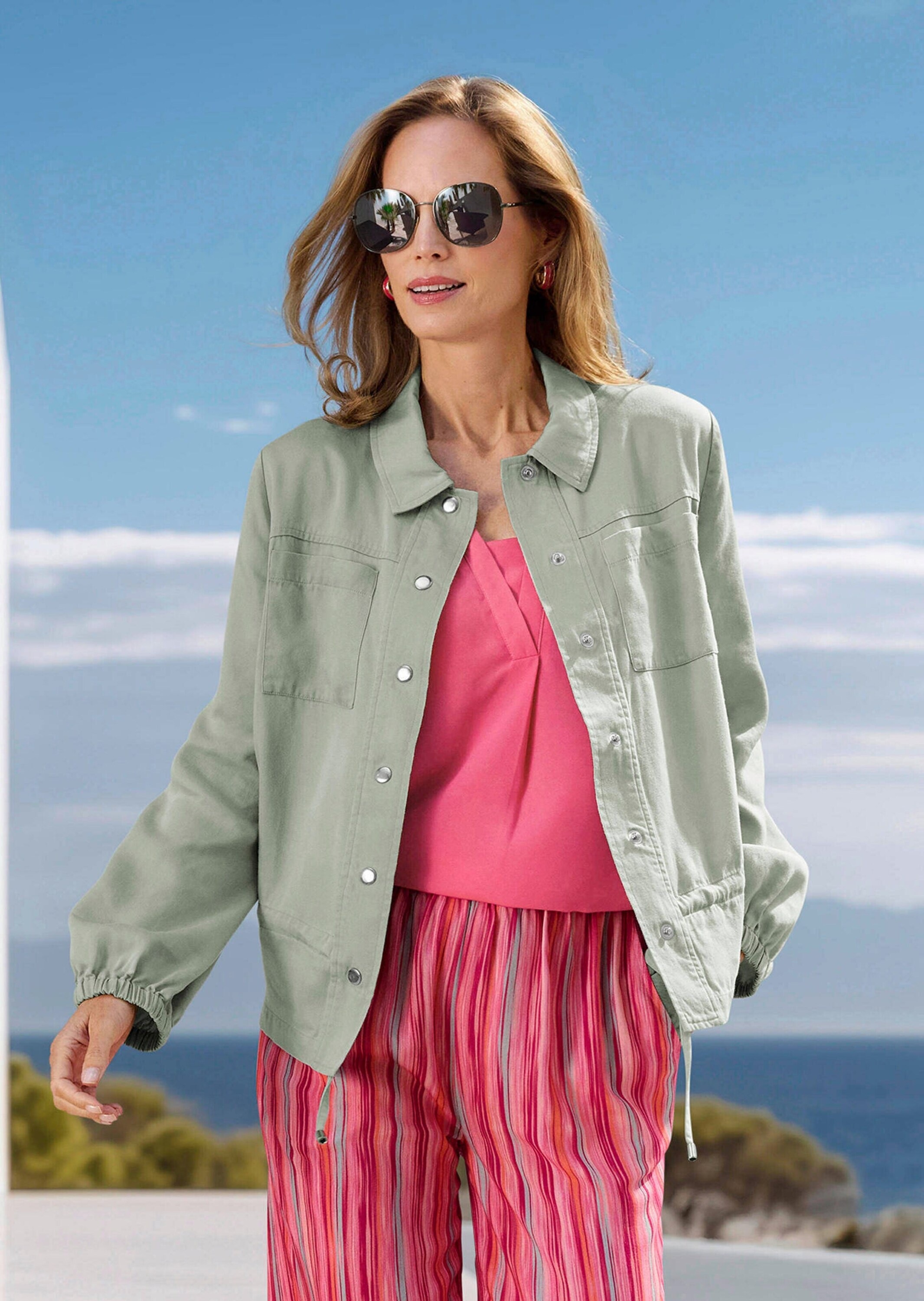 Kurzjacke GOLDNER "Freizeitjacke mit Hemdkragen", Damen, Gr. 38, grün (salbei), Obermaterial: 100% Lyocell CLY., figurumspielend, Jacken Kurzjacke, Tunnelzug in der Taillie 3