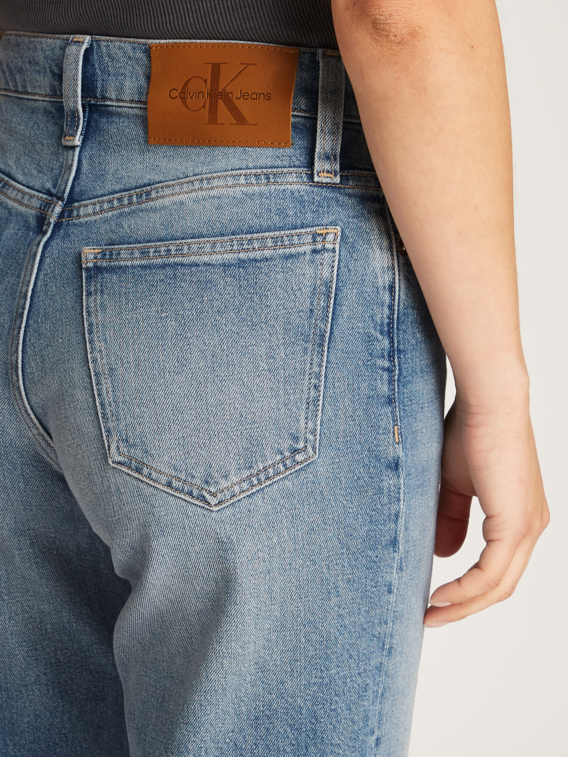 Calvin Klein Jeans Mom-Jeans »MOM JEAN«, mit offener Knopfleiste