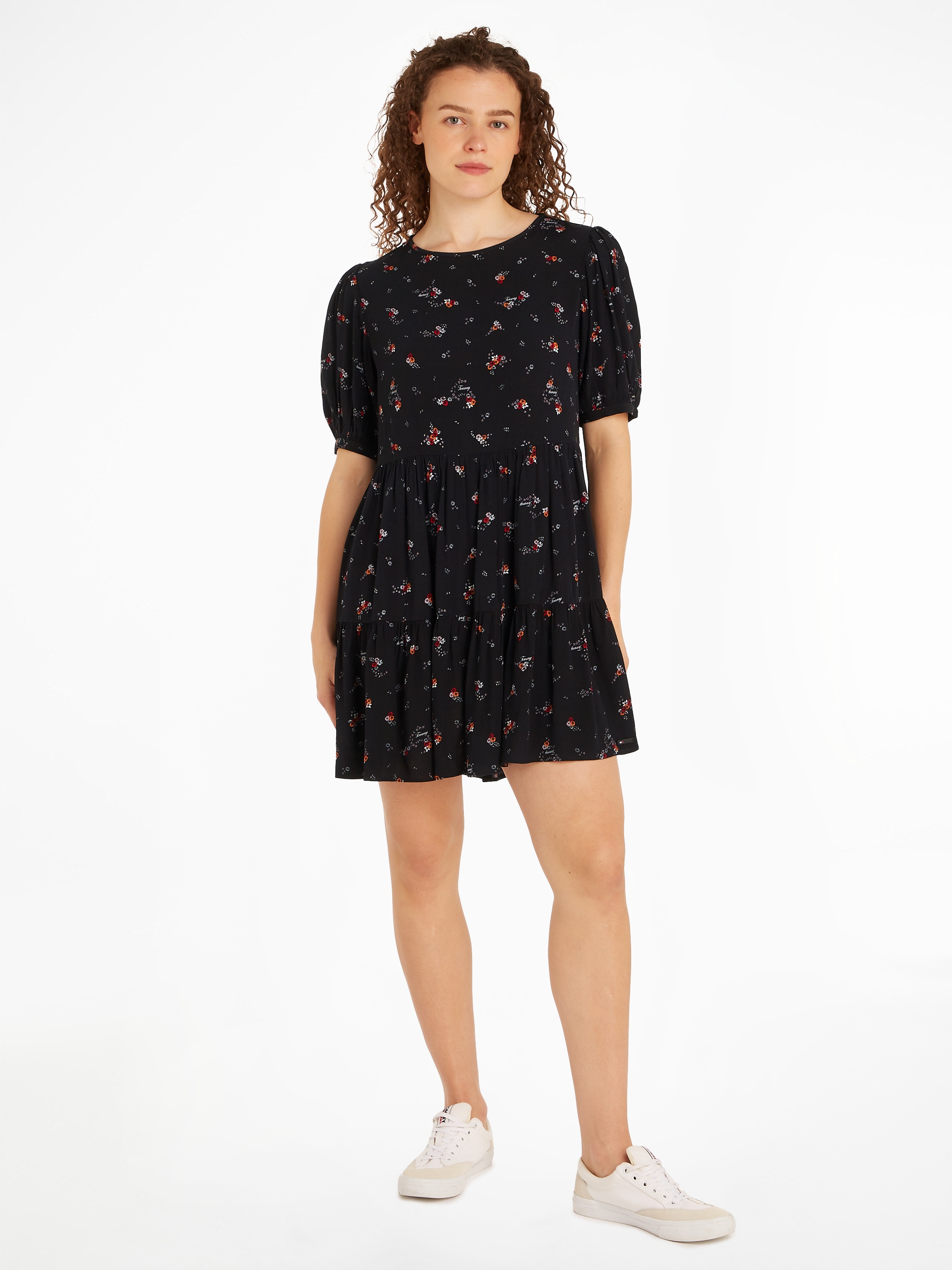 Tommy Jeans Curve Blusenkleid "TJW BLACK FLORAL TIERD DRESS EXT", Große Größen