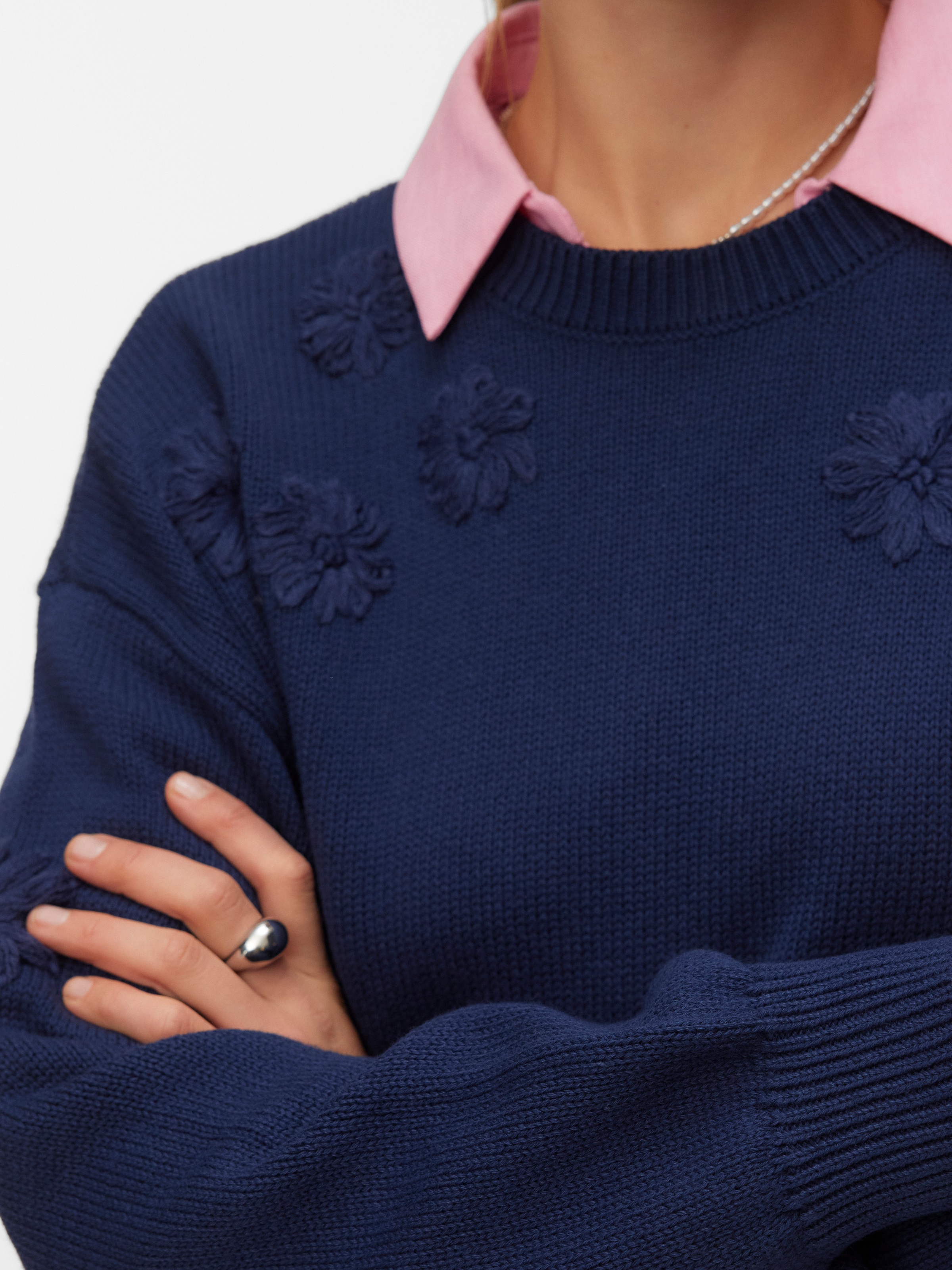 Thumbnail - Vero Moda Strickpullover "VMDAISY EMB LS O-NECK PULLOVER BOO" mit zartem Blumenmuster