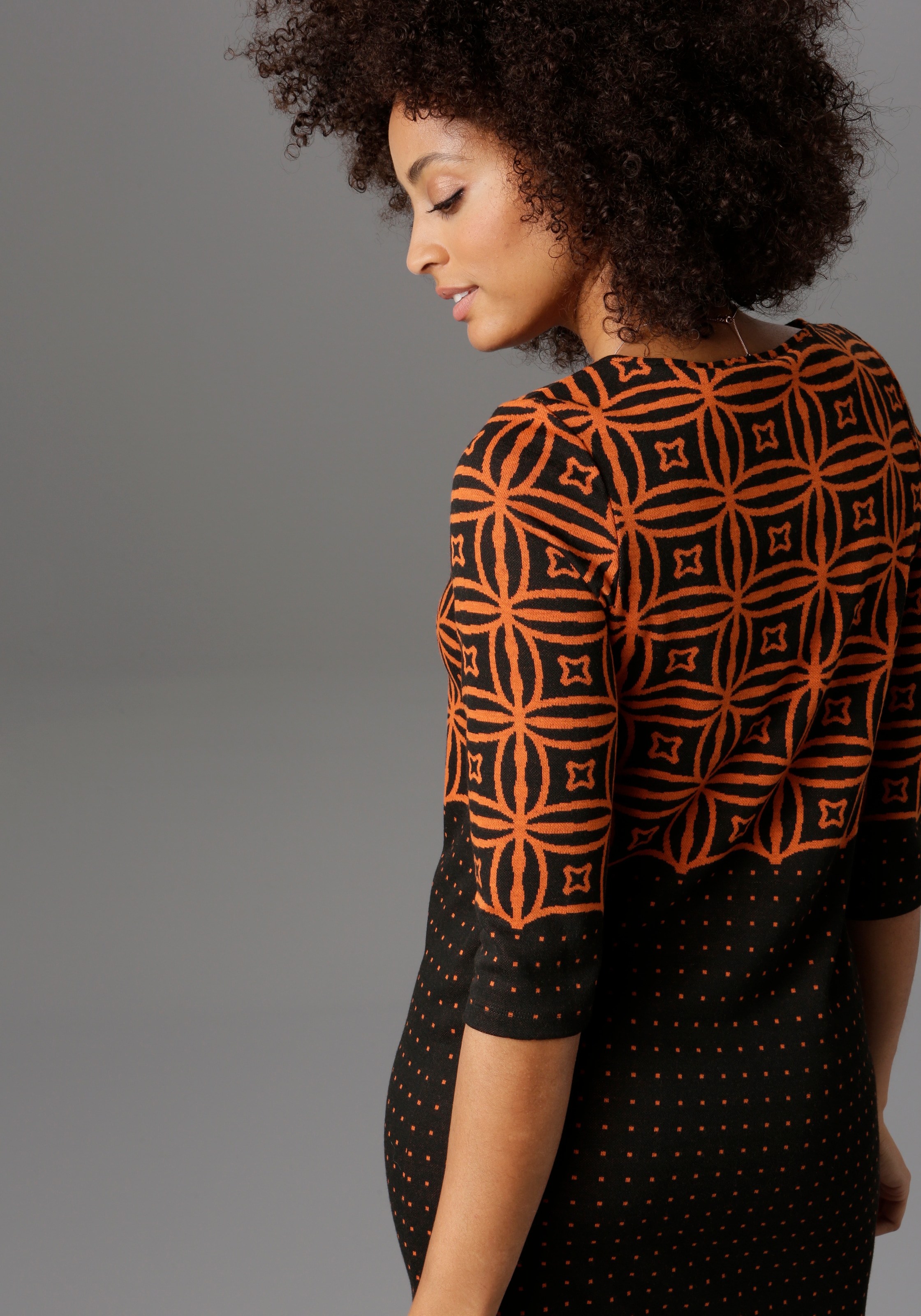 Aniston SELECTED modernem | Muster- mit kaufen für Punkte-Design Jerseykleid, und BAUR