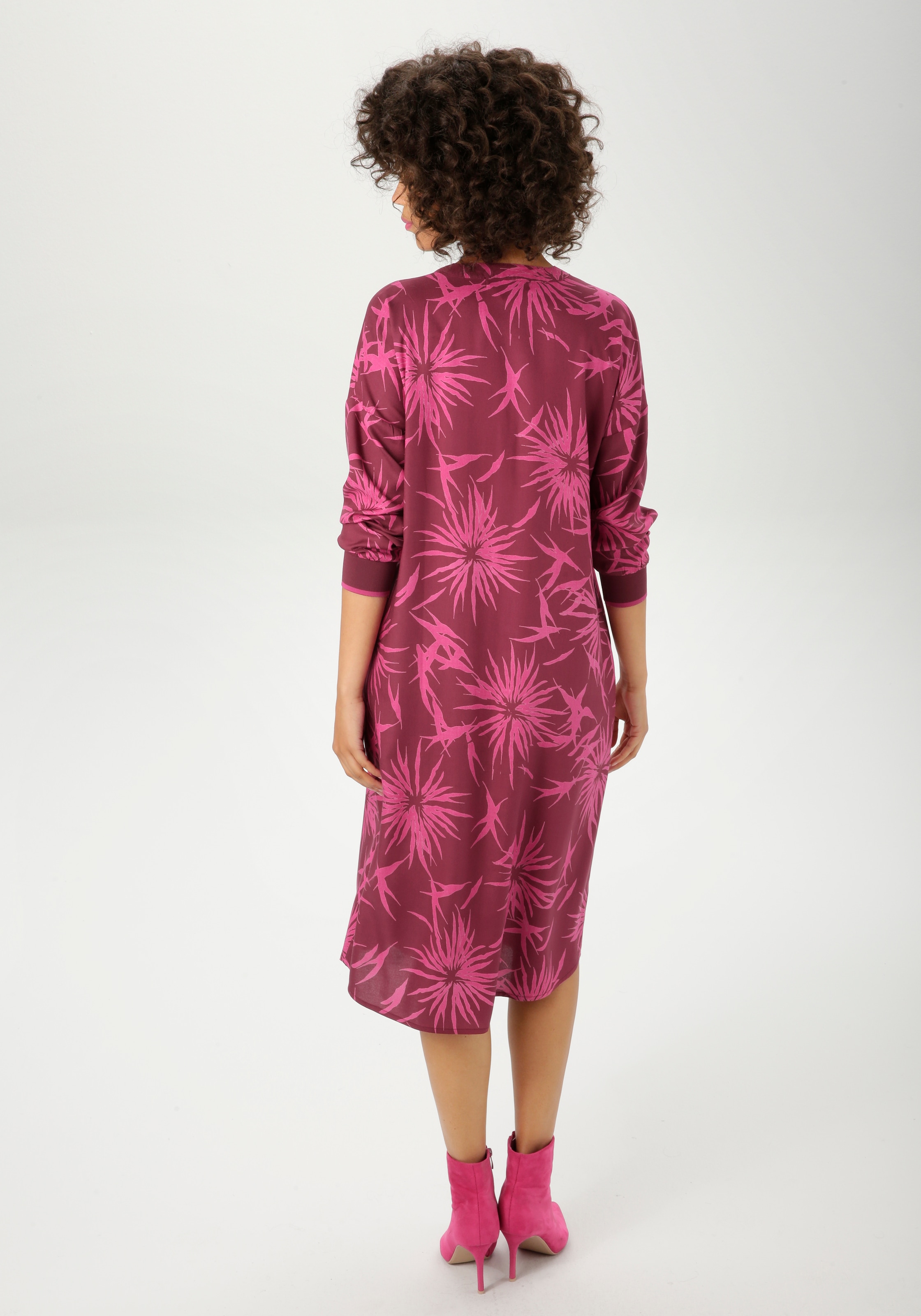 Aniston CASUAL Tunikakleid, mit trendfarbigem, grafischen Blumendruck - NEUE KOLLEKTION