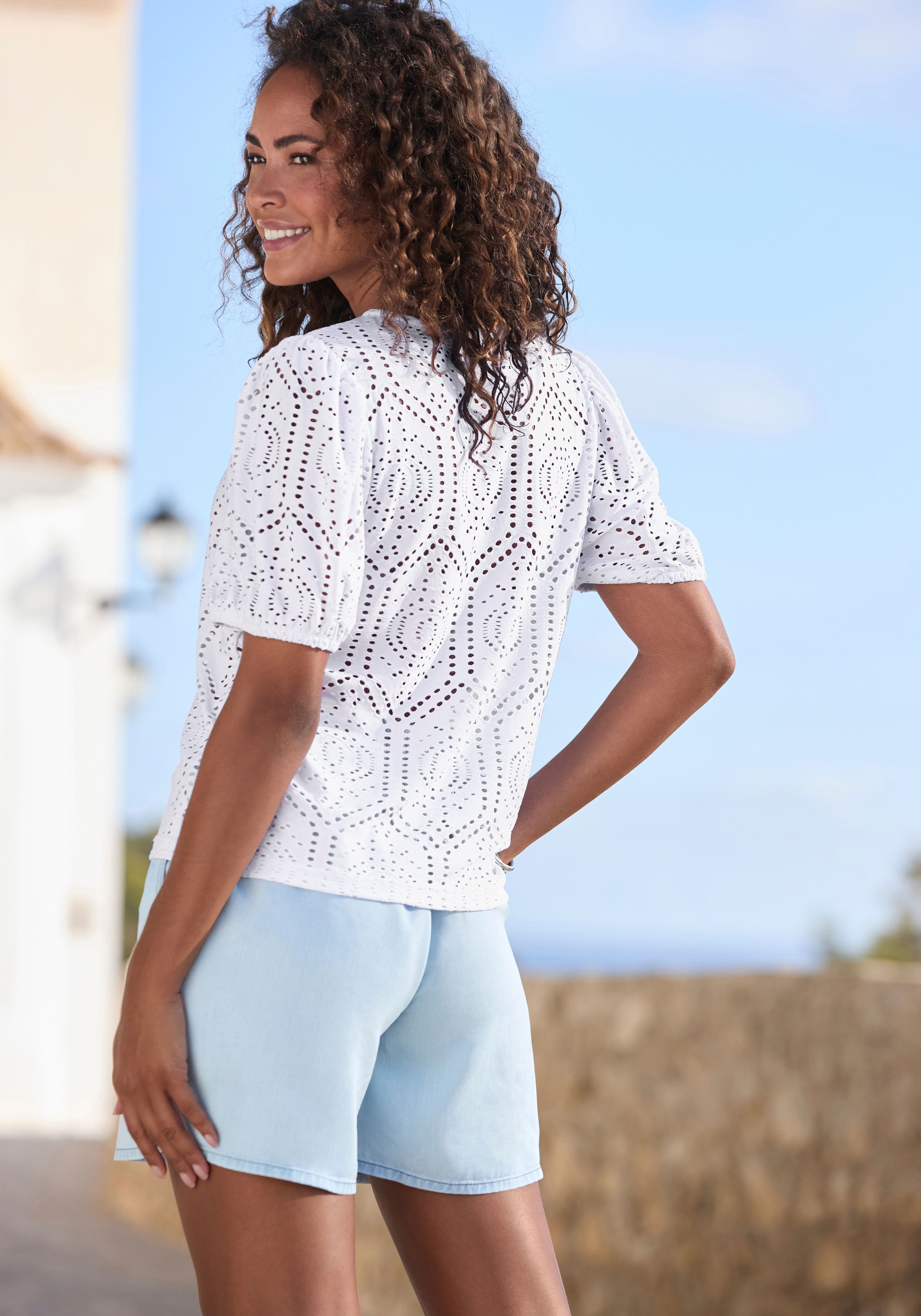 Buffalo Rundhalsshirt mit Lochstickereien, Cut-Outs