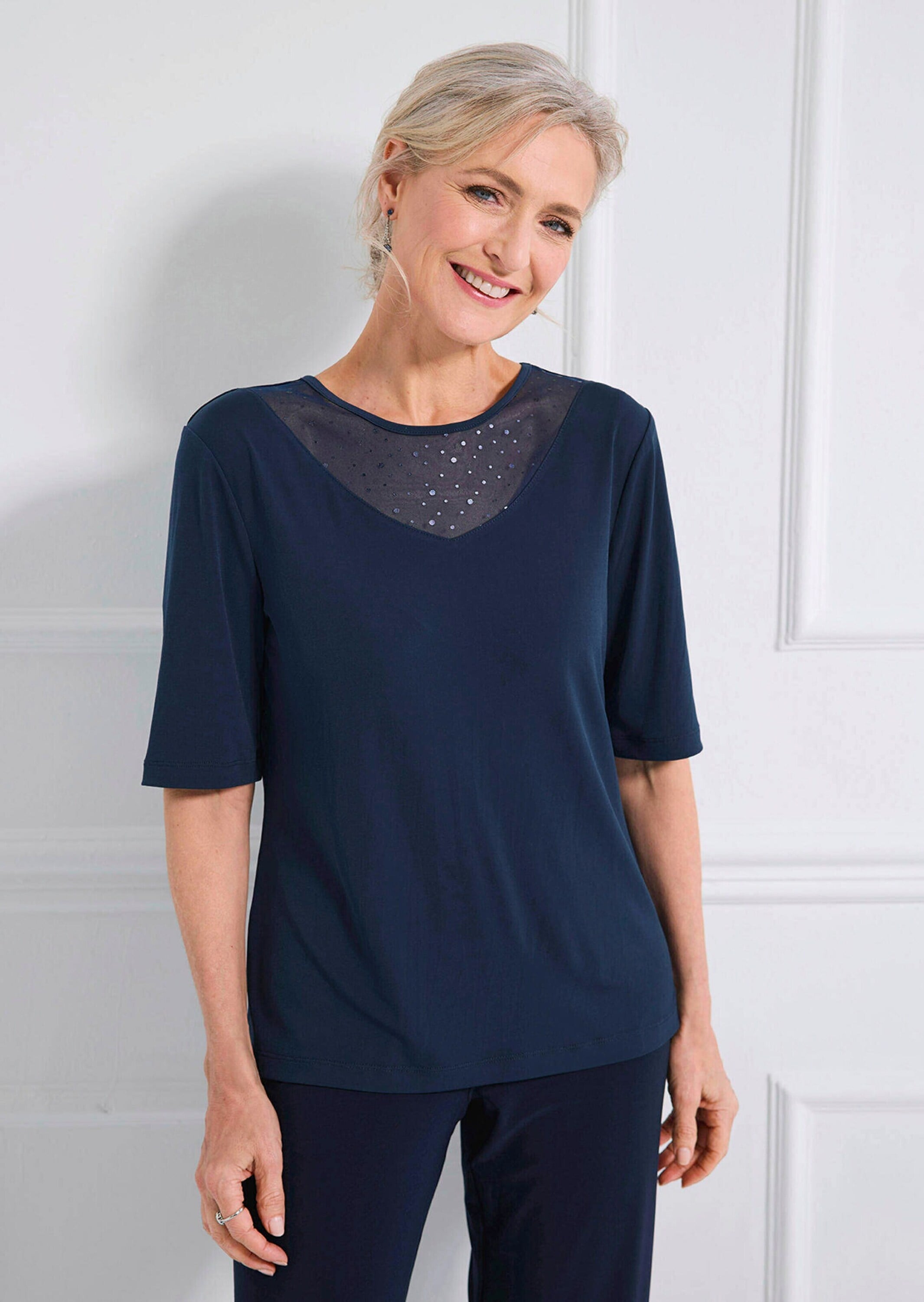 GOLDNER Kurzarmshirt »Kurzgröße Elegantes Halbarmoberteil mit Mesh« glänzende Optik