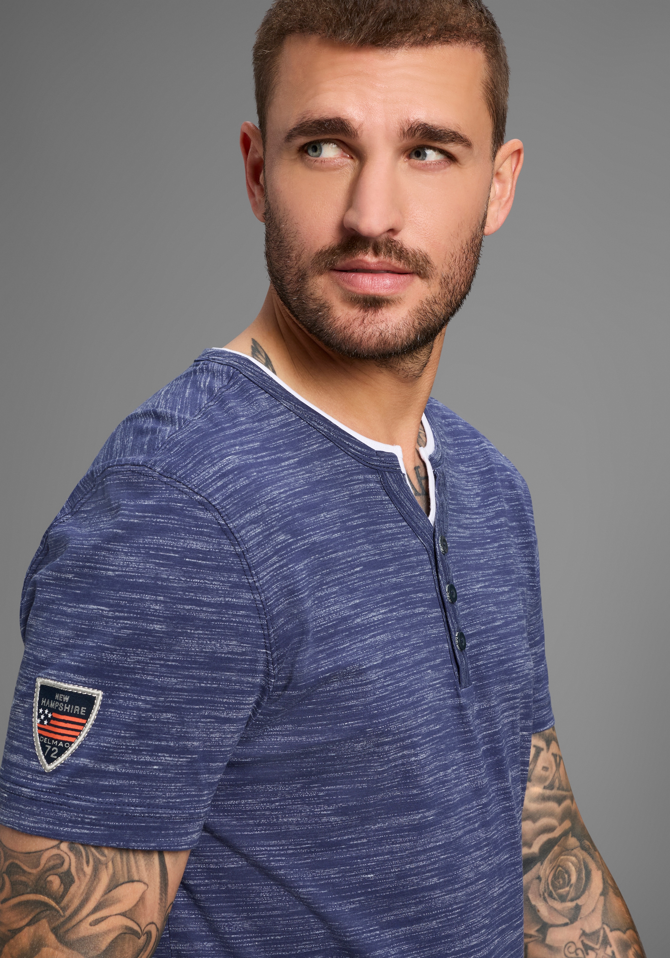 DELMAO Henleyshirt »Neue Kollektion!«, mit Badge