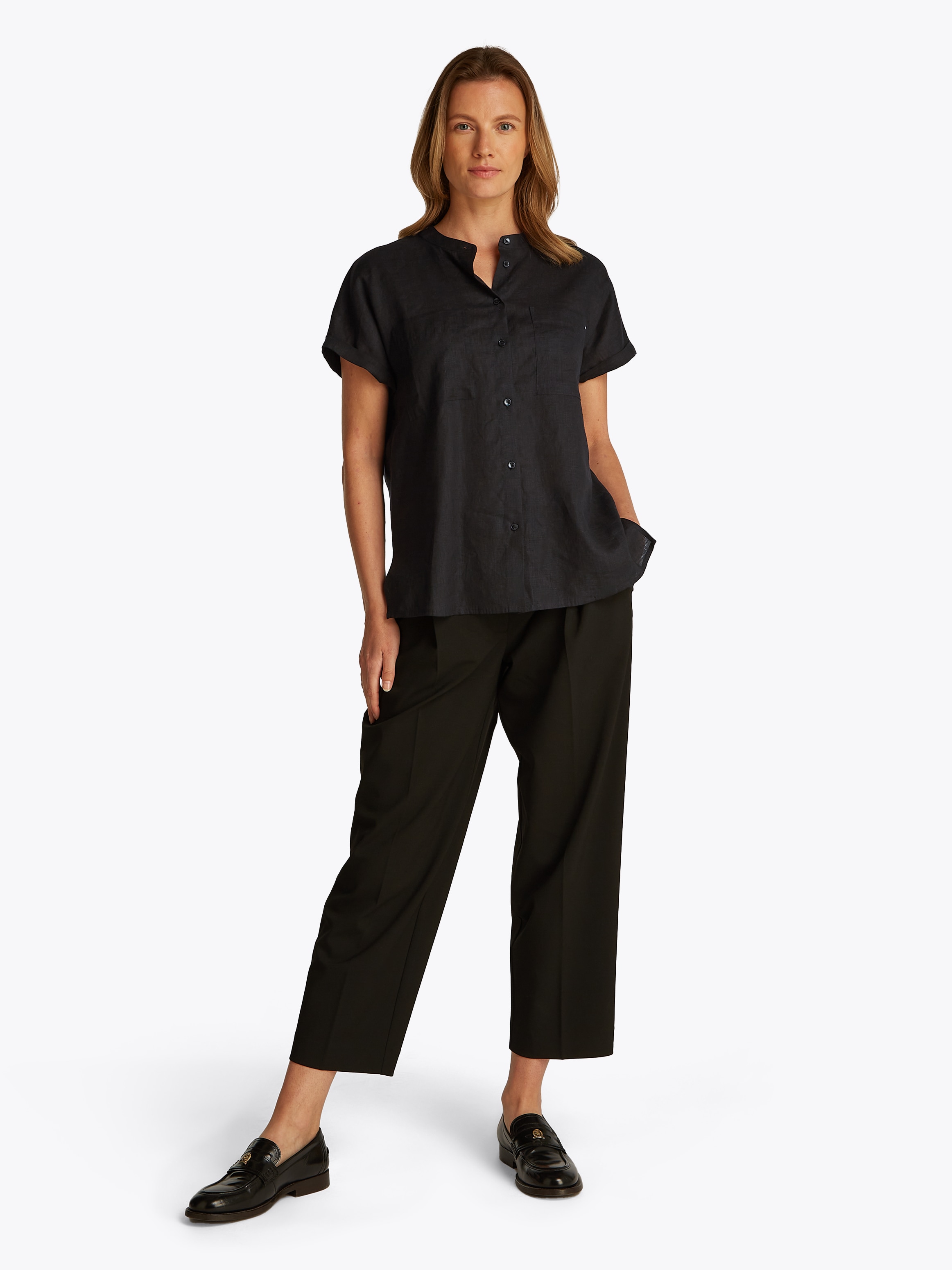 Tommy Hilfiger Kurzarmbluse »ESS LINEN COLLARLESS S/S BLOUSE«, mit Logostickerei,kühlendes Premium Leinen