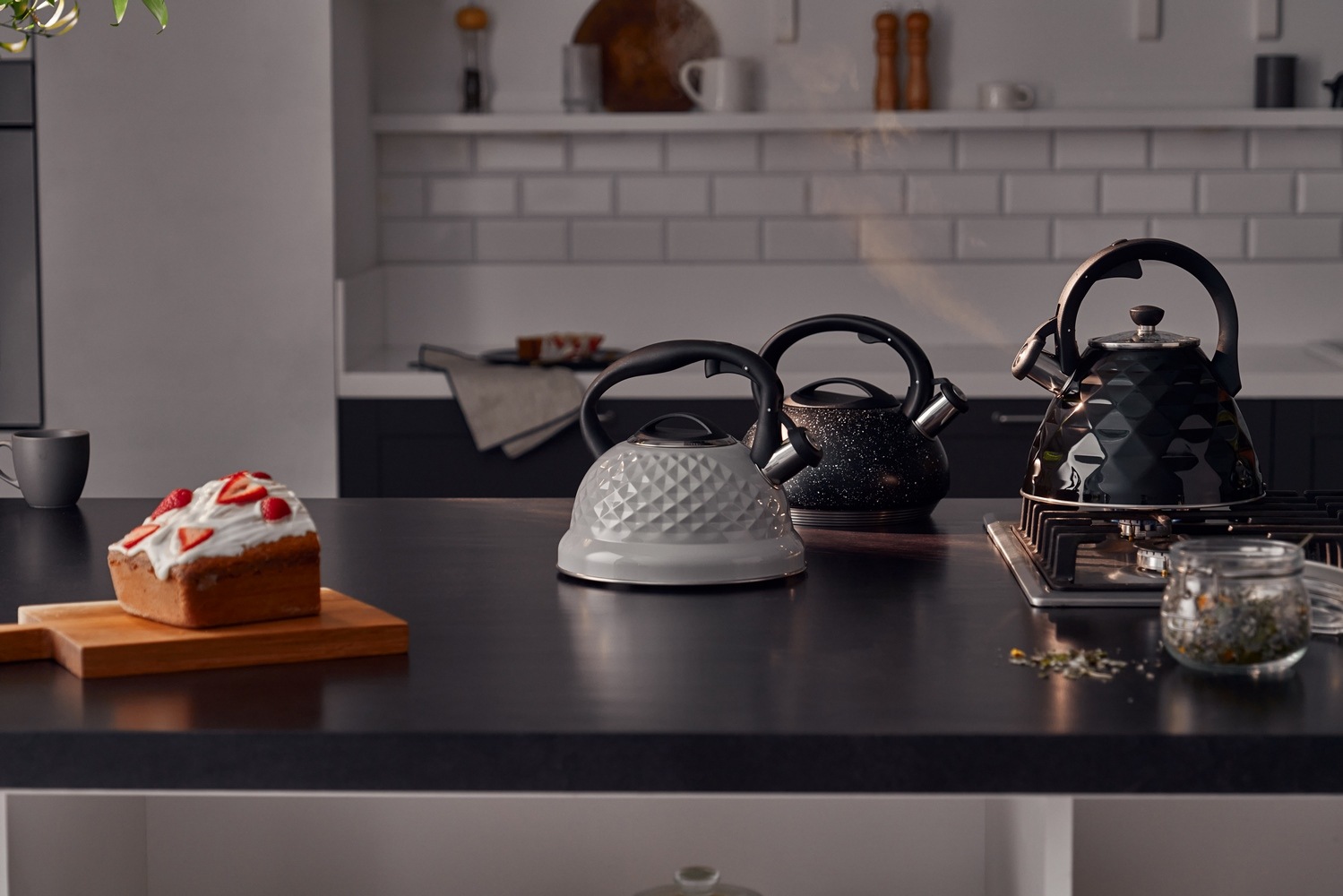 RESTO Kitchenware Wasserkessel »Almaaz, im Geschenkkarton«, Edelstahl 18/10, (2 tlg.), Flötenkessel, geeignet für alle Herdarten, auch Induktion