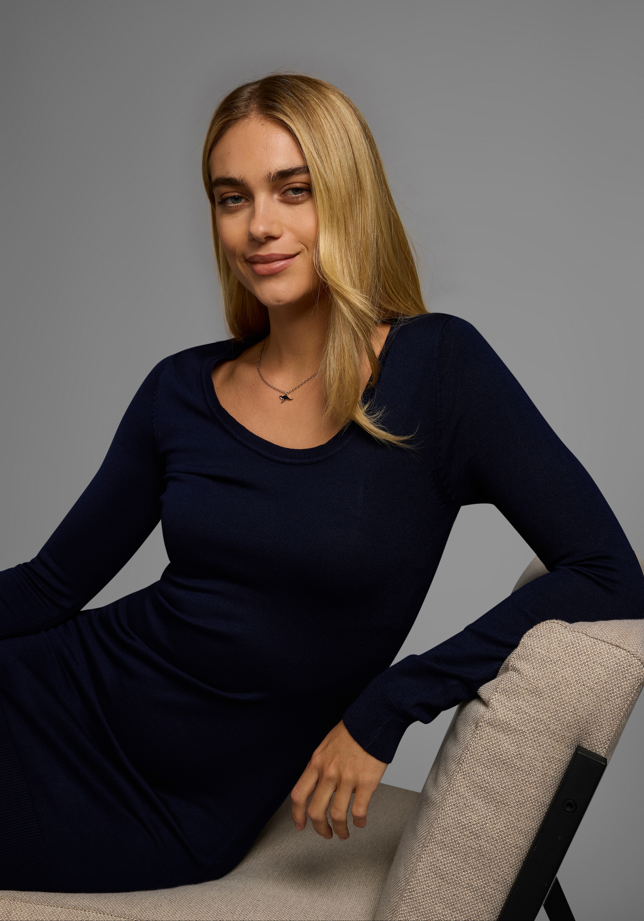AJC Strickkleid, figurbetont, aus Viskose und Polyamid, Langarm, mit Rippbündchen