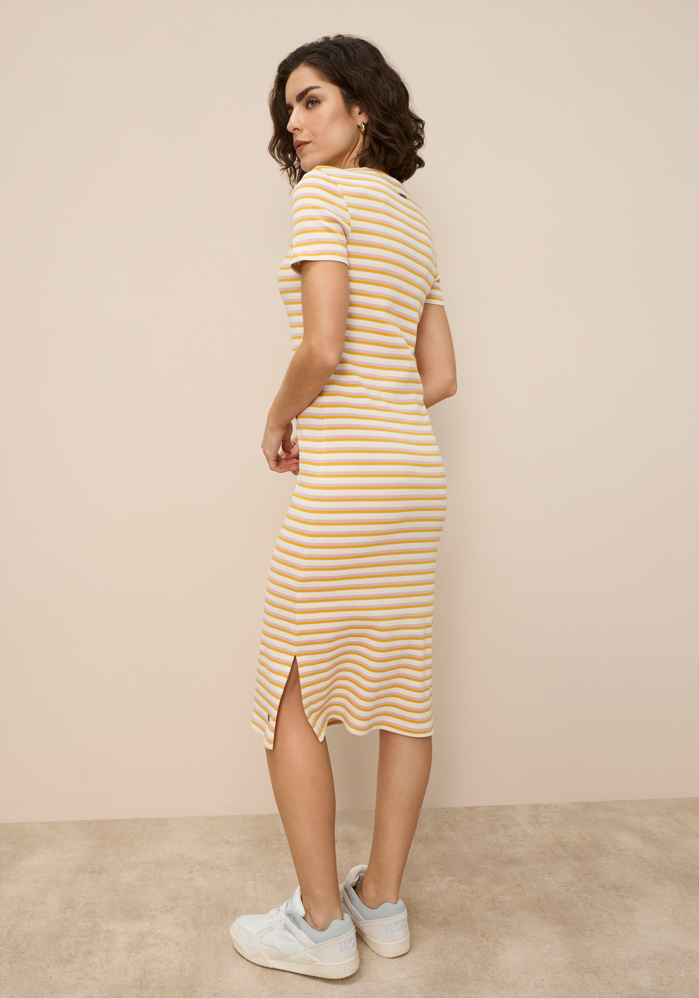 KangaROOS Midikleid Midikleid, figurbetonte Passform, Kurzarm, mit Schlitz am Saum