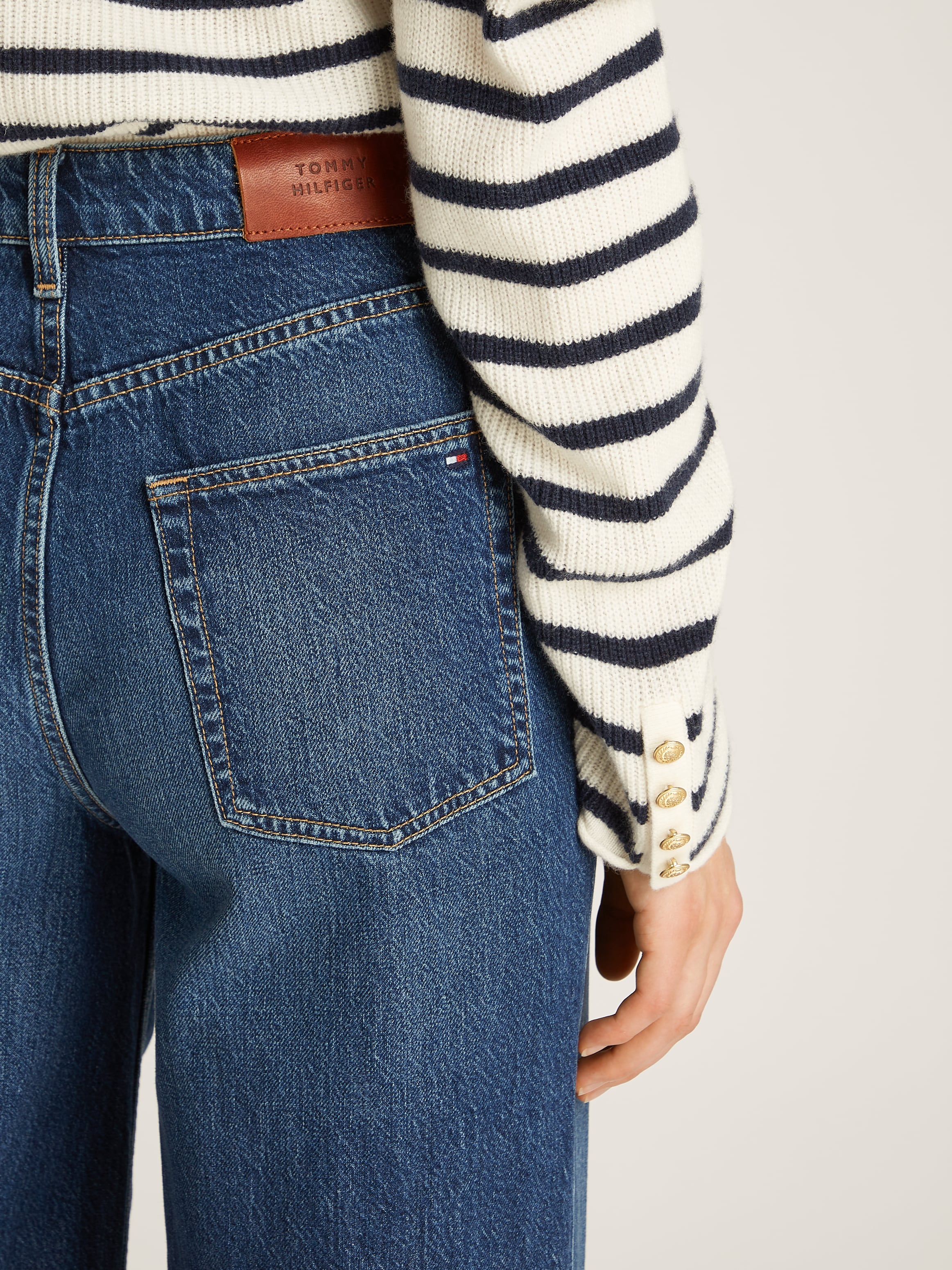 Tommy Hilfiger Weite Jeans »WIDE LEG HW LOU«, mit Logo-Badge, mit Nieten, mit Bügelfalten