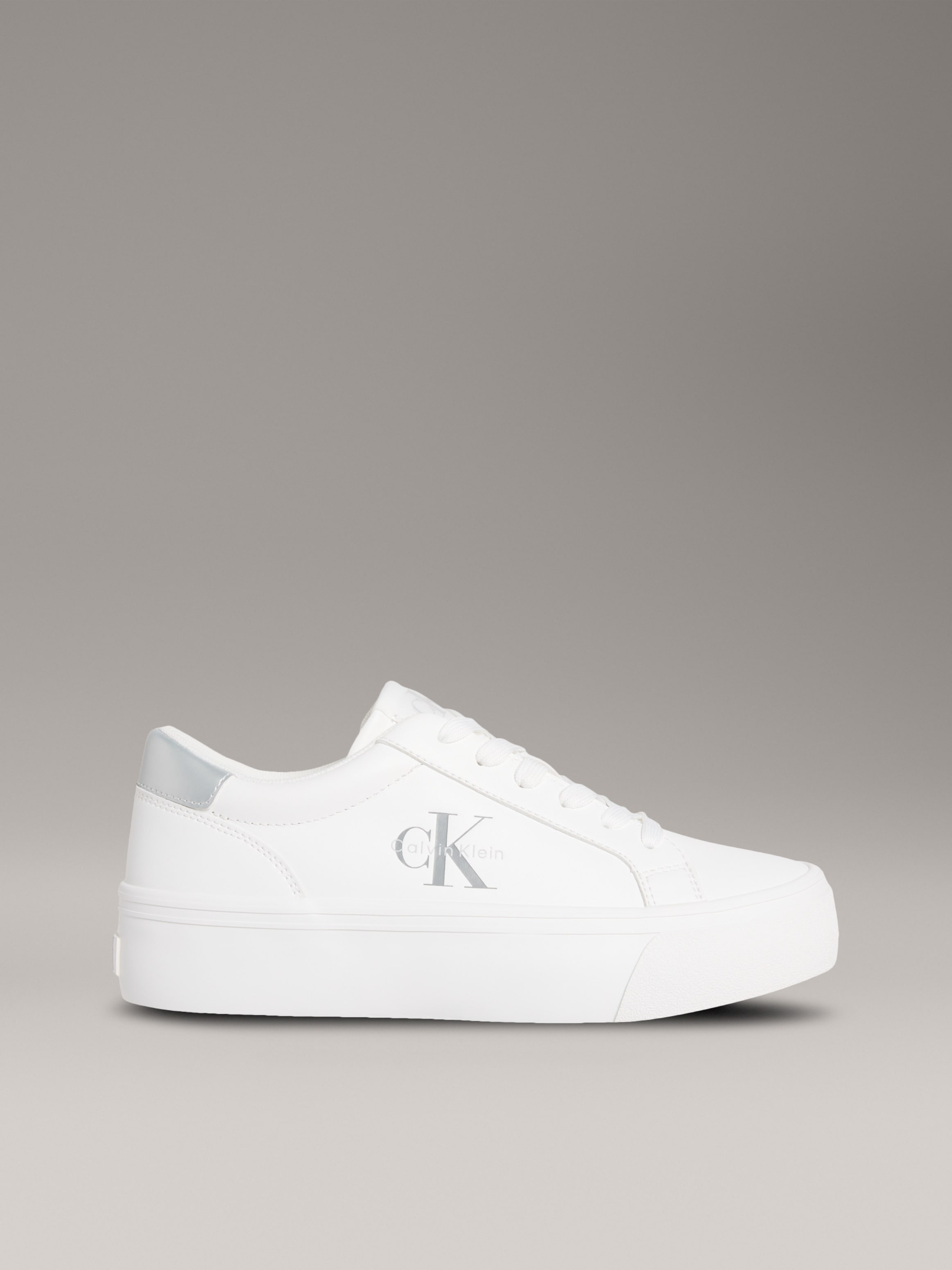 Calvin Klein Jeans Plateausneaker »VULC FLATF LTH SILVER LOGO TAG«, Halbschuh, Schnürschuh, Freizeitsneaker mit Logo