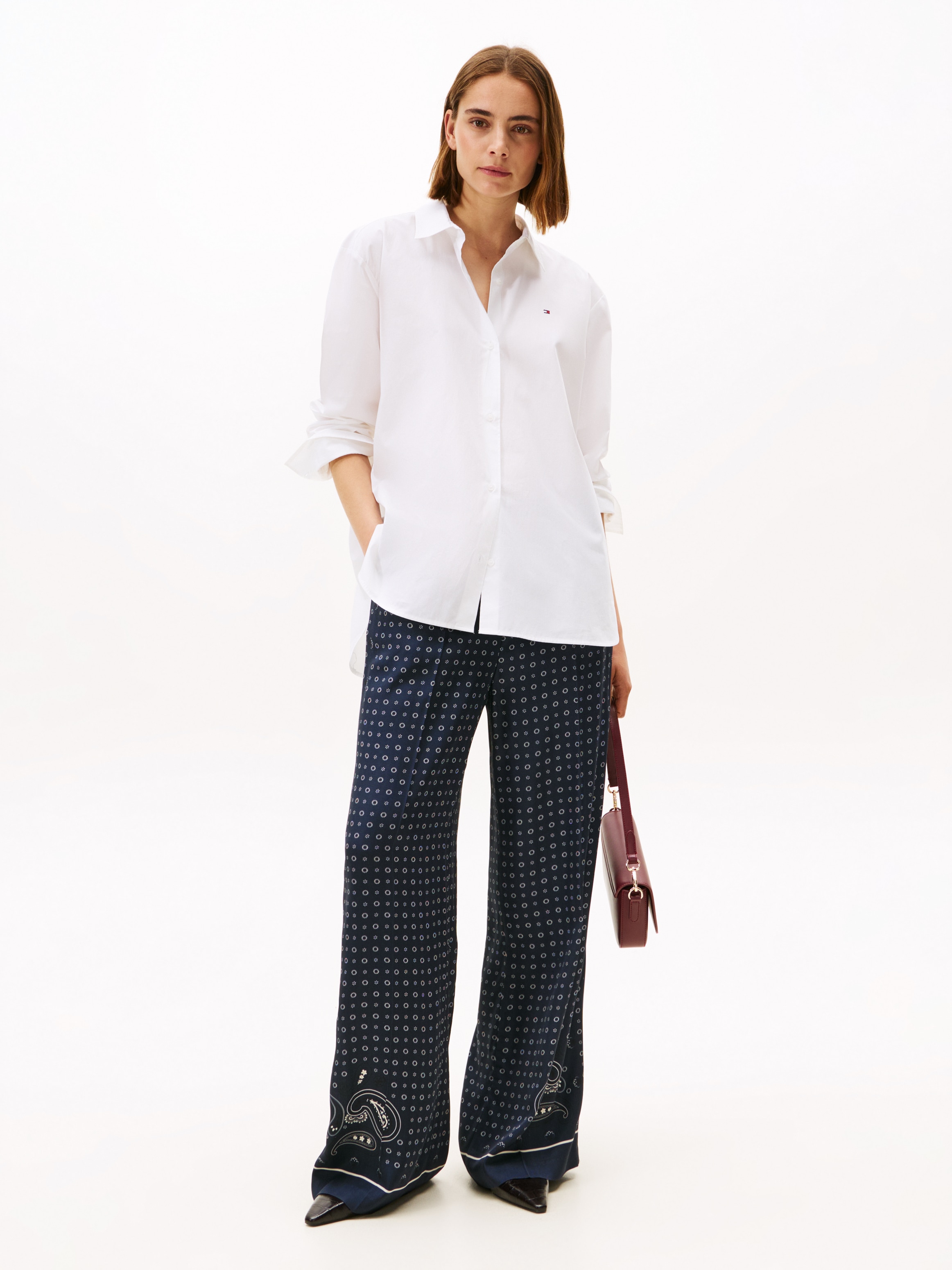 Tommy Hilfiger Hemdbluse »ESS POPLIN EASY FIT SHIRT«, Hinten länger geschnitten mit abgerundetem Saum