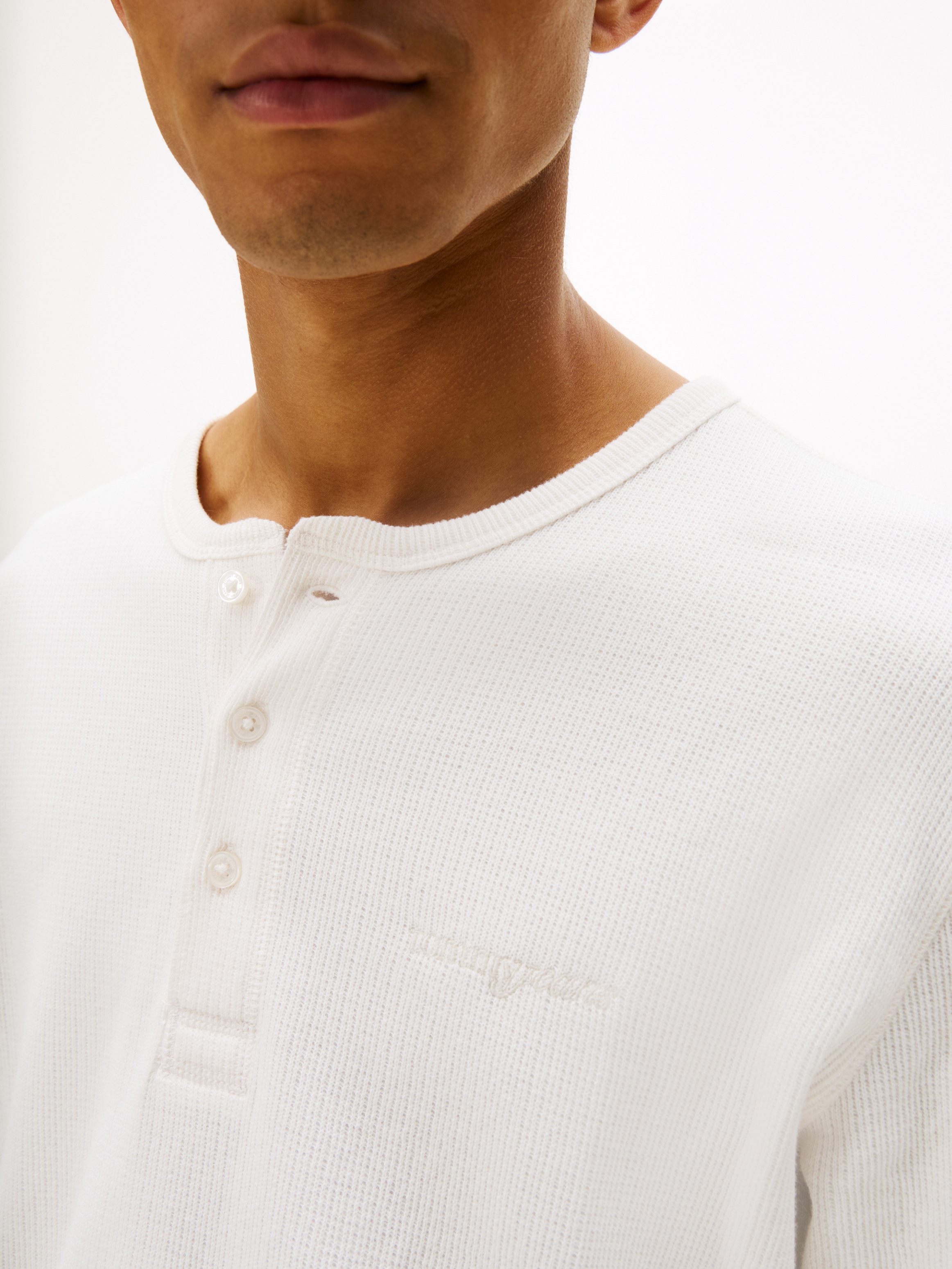 Tommy Jeans Henleyshirt "TJM WAFFLE SCRIPT HENLEY", Rundhals, slim fit, mit günstig online kaufen