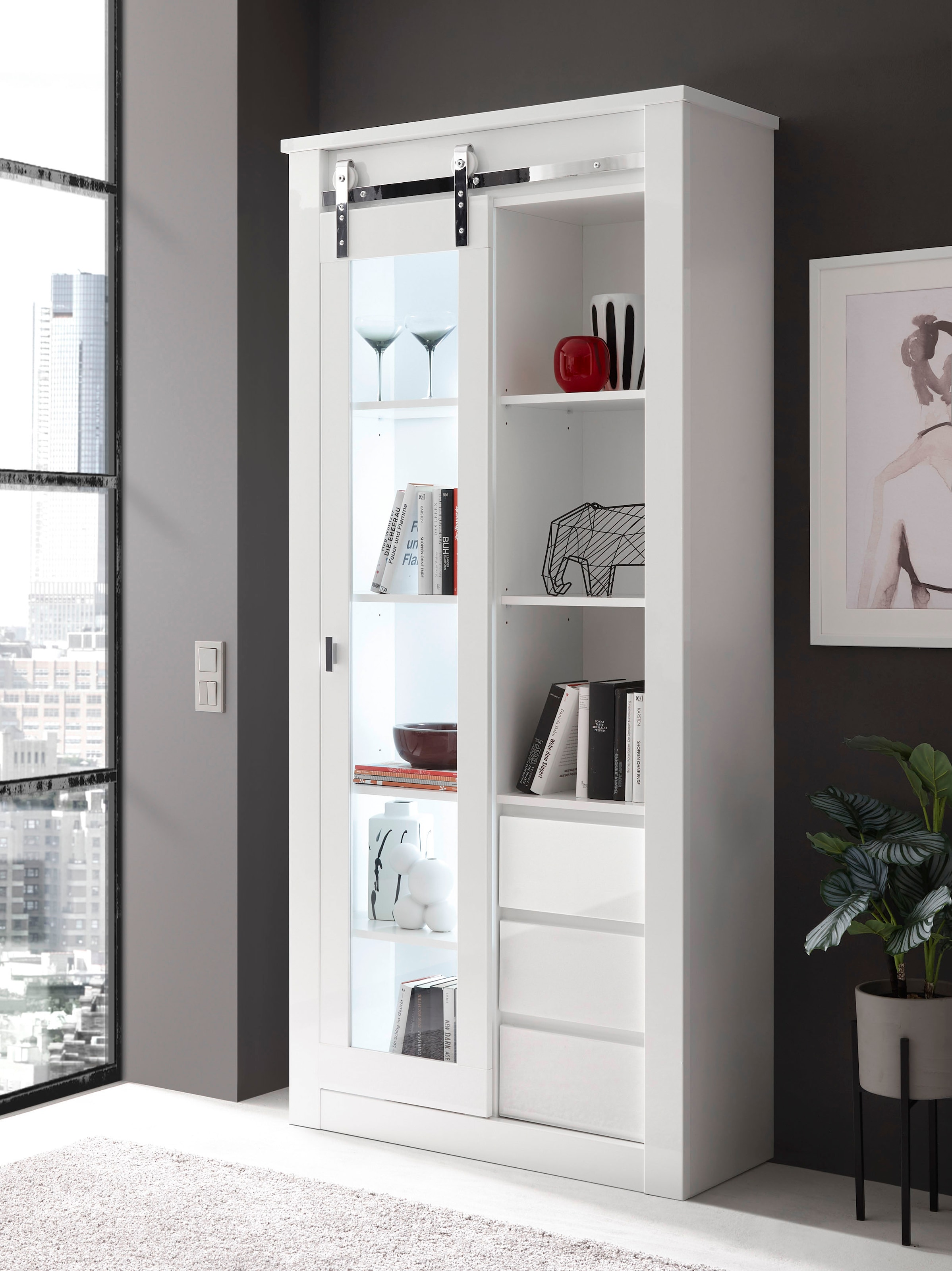 Home affaire Vitrine »Daytona, moderner Hochschrank, Glasvitrine in Weiß Hochglanz« mit Schiebetürenbeschlag in Chrom-Optik, ausreichend Stauraum