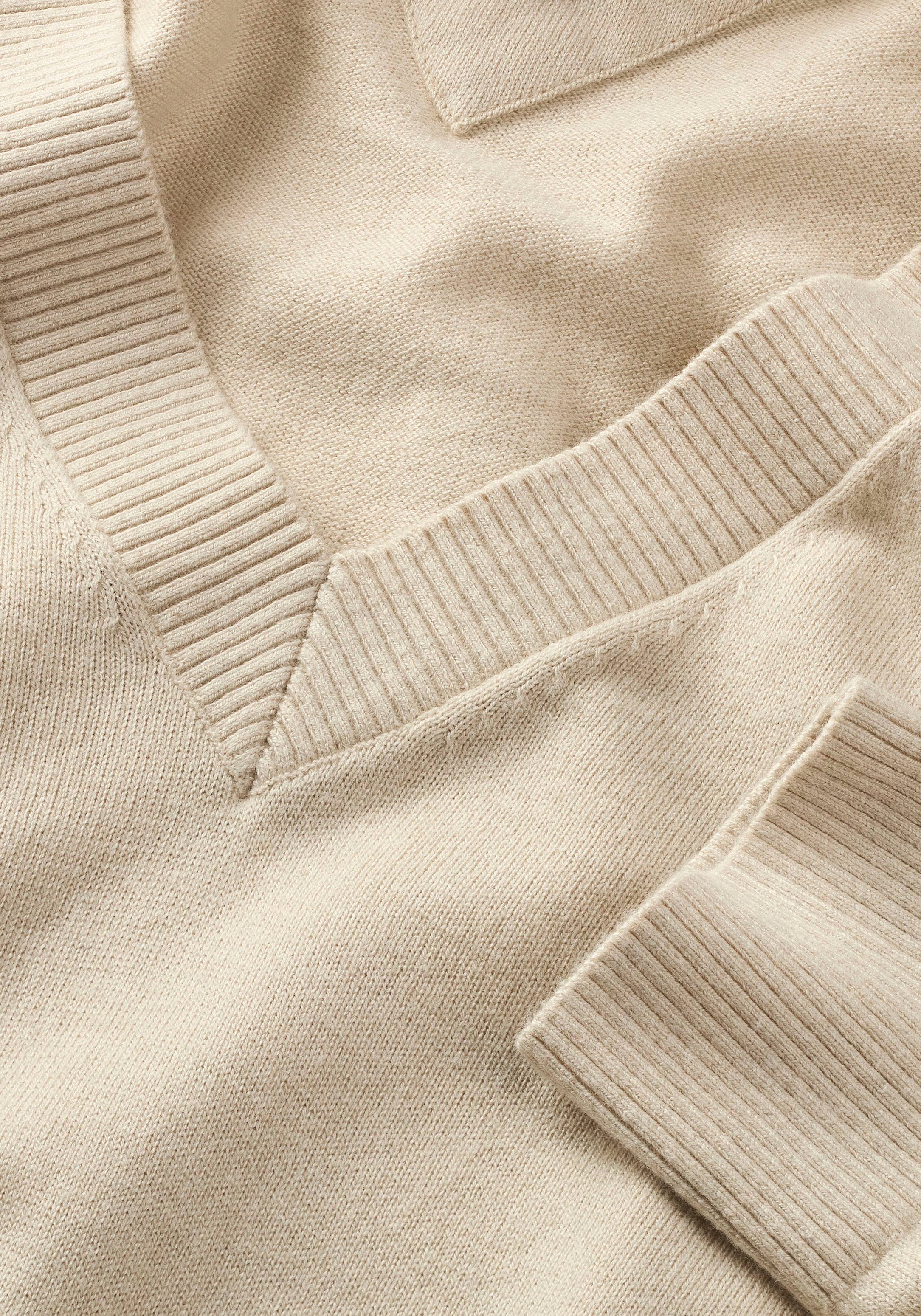 Tommy Jeans V-Ausschnitt-Pullover »TJW ESSENTIAL VNECK SWEATER EXT« mit Logostickerei