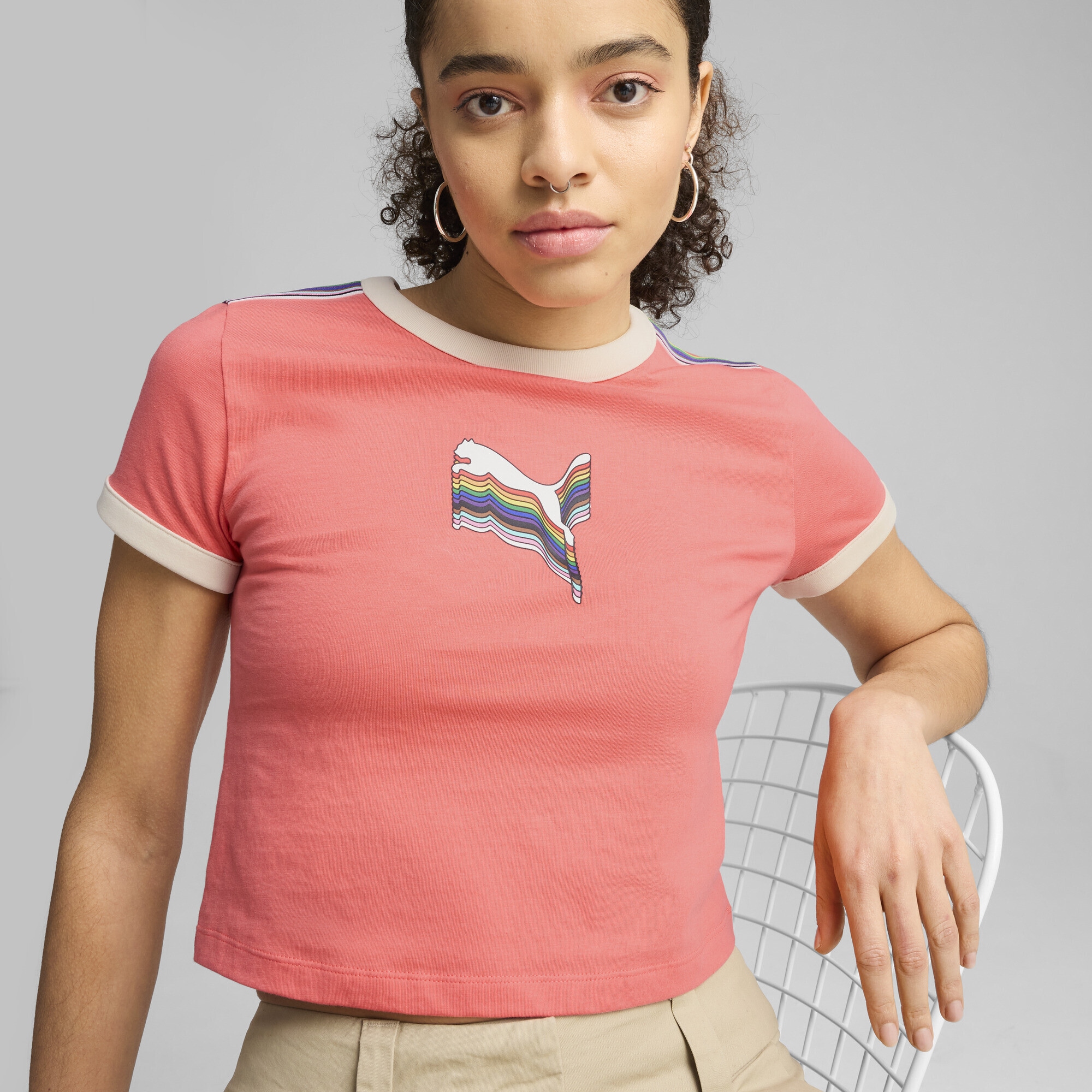 PUMA T-Shirt »EQUAL LOVE CONFEDERATION Kurzes figurbetontes T-Shirt mit Grafik«