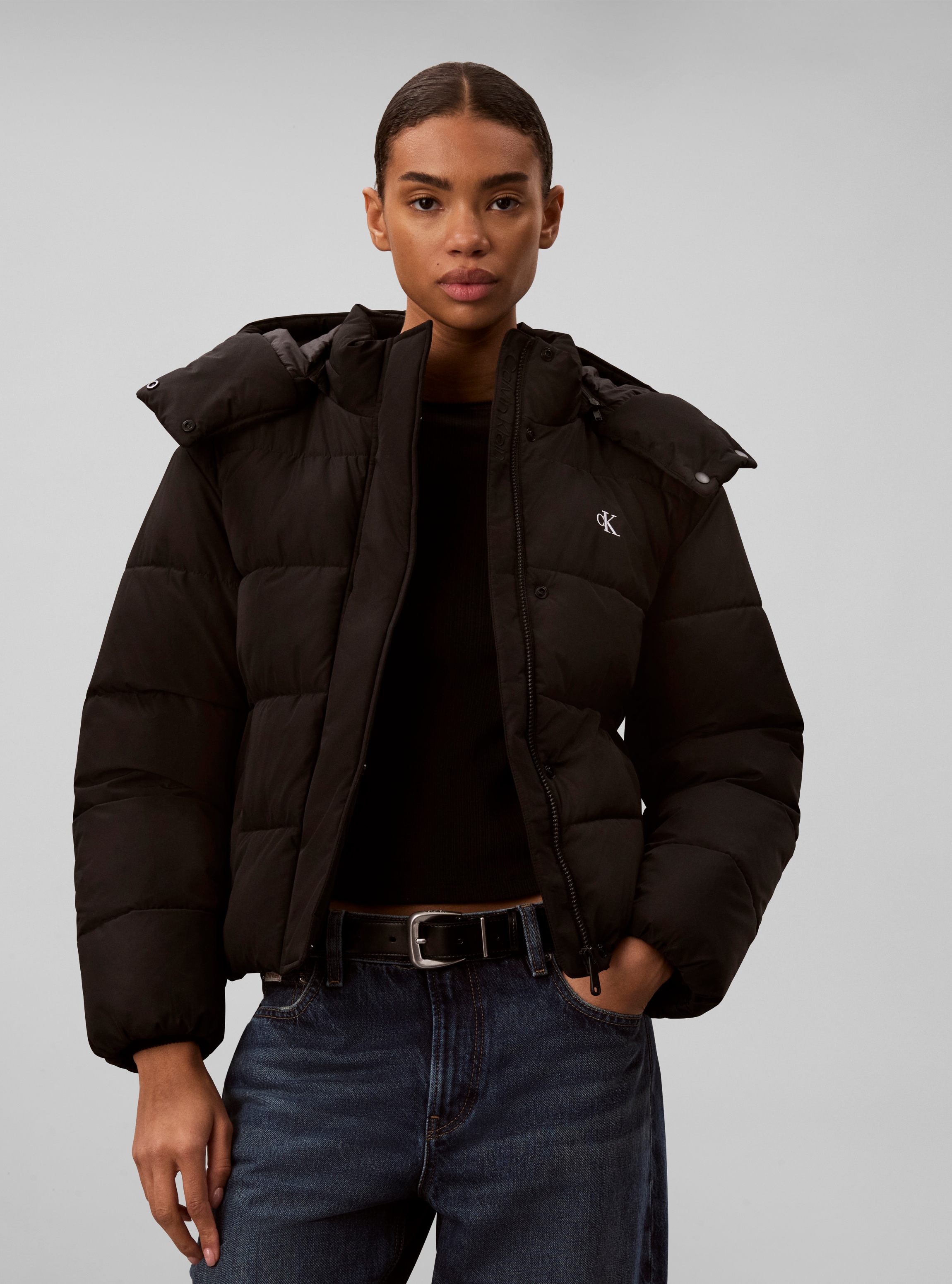 Calvin Klein Jeans Steppjacke mit Kapuze abnehmbare Kapuze, kurze Form, verdeckter Reißverschluss