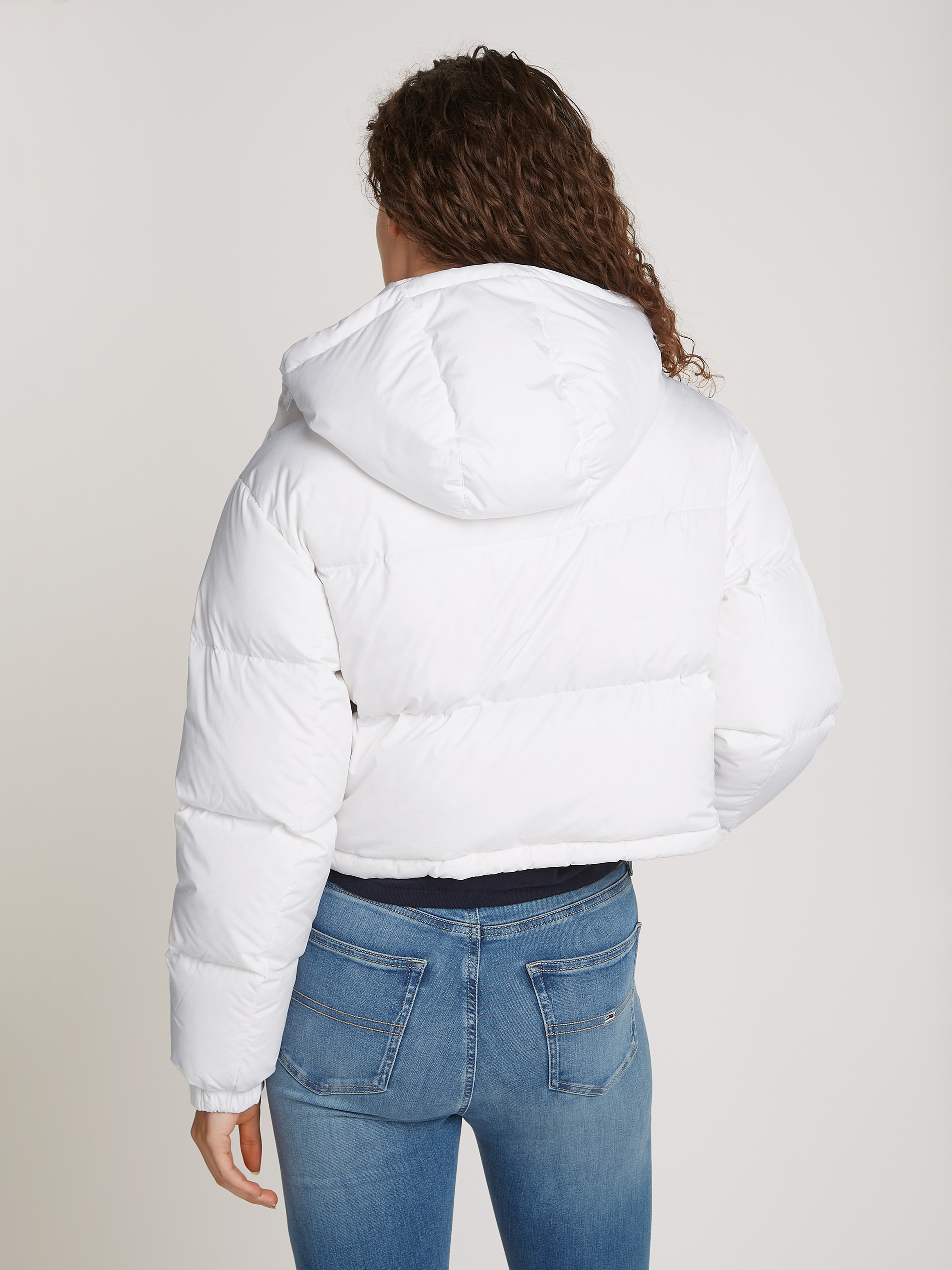 Tommy Jeans Steppjacke "TJW CRP ALASKA PUFFER", mit Kapuze, mit Logosticker günstig online kaufen