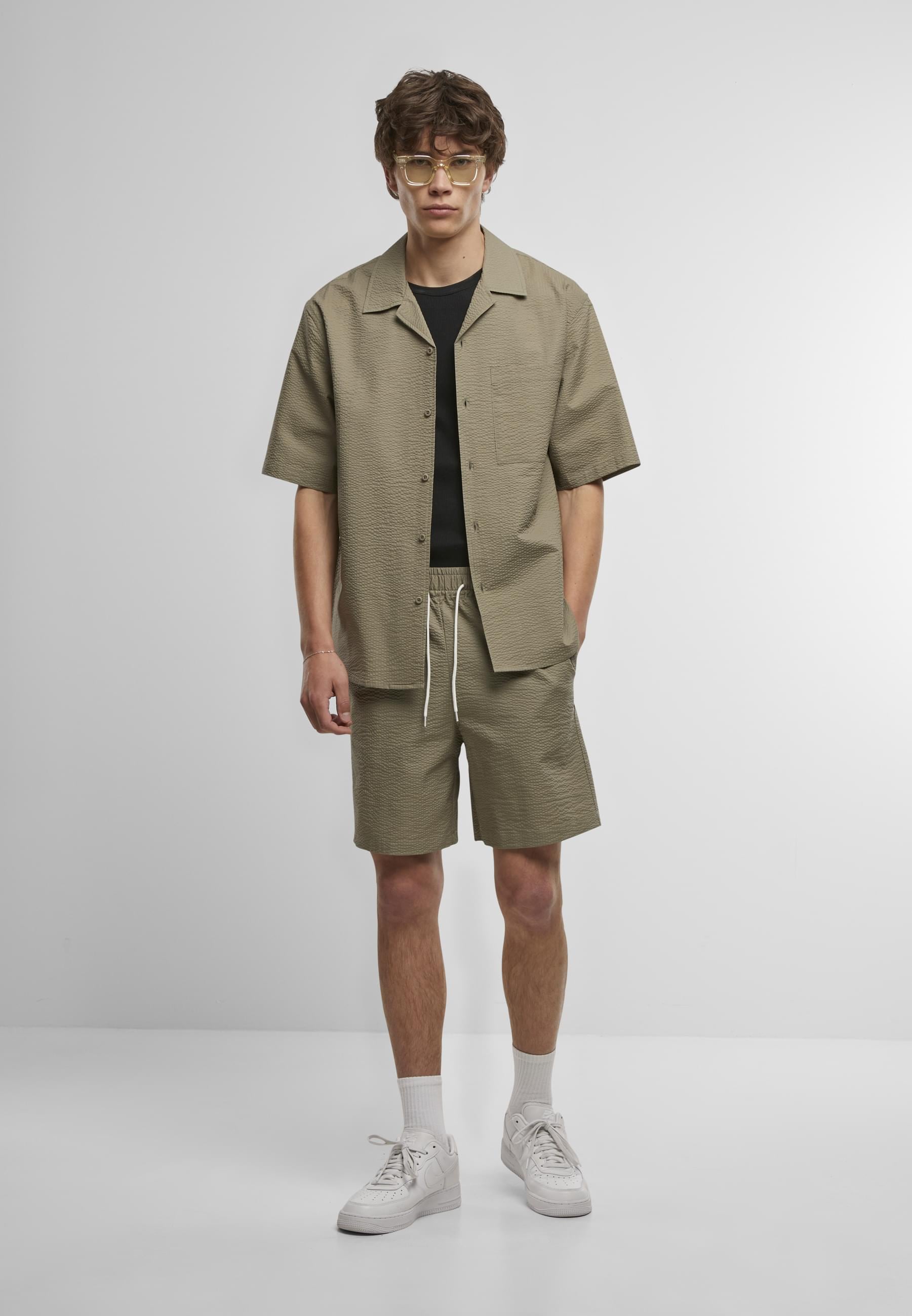 URBAN CLASSICS Shorts »Urban Classics Herren Basic Seersucker Shorts«, (1 tlg.)