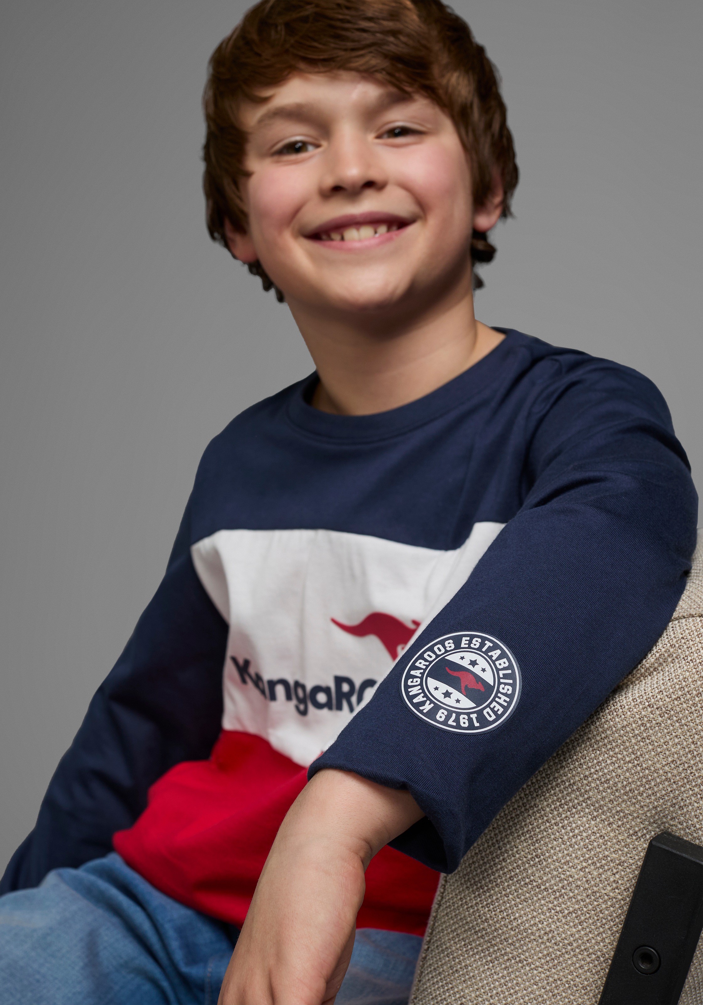 Thumbnail - KangaROOS Langarmshirt "Im tollem Colorblocking-Design" Langarm, Basic-Passform, mit auffälligem Druck