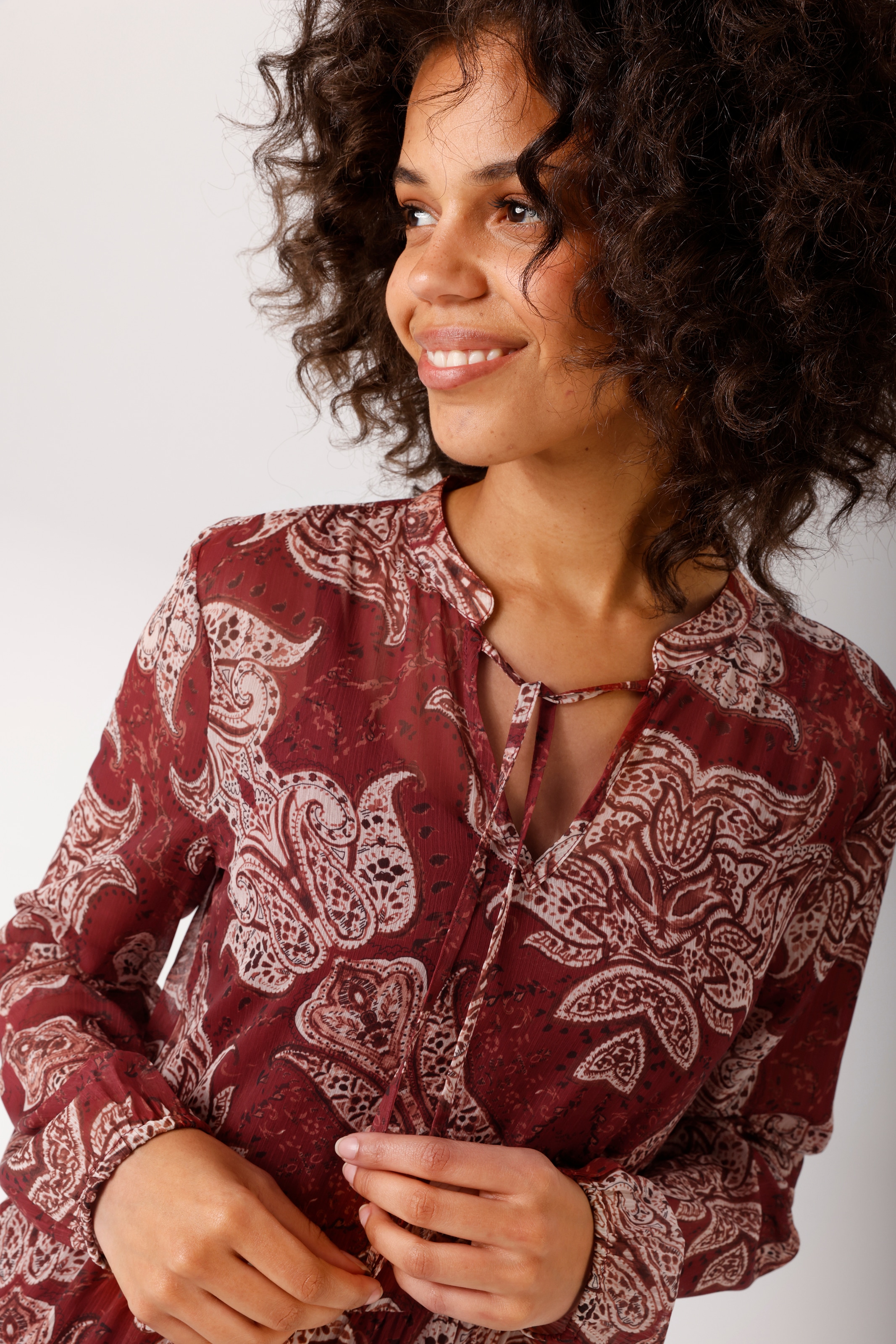 Aniston CASUAL Maxikleid mit Jersey-Unterkleid,  mit extravagantem Paisley-Muster - NEUE KOLLEKTION