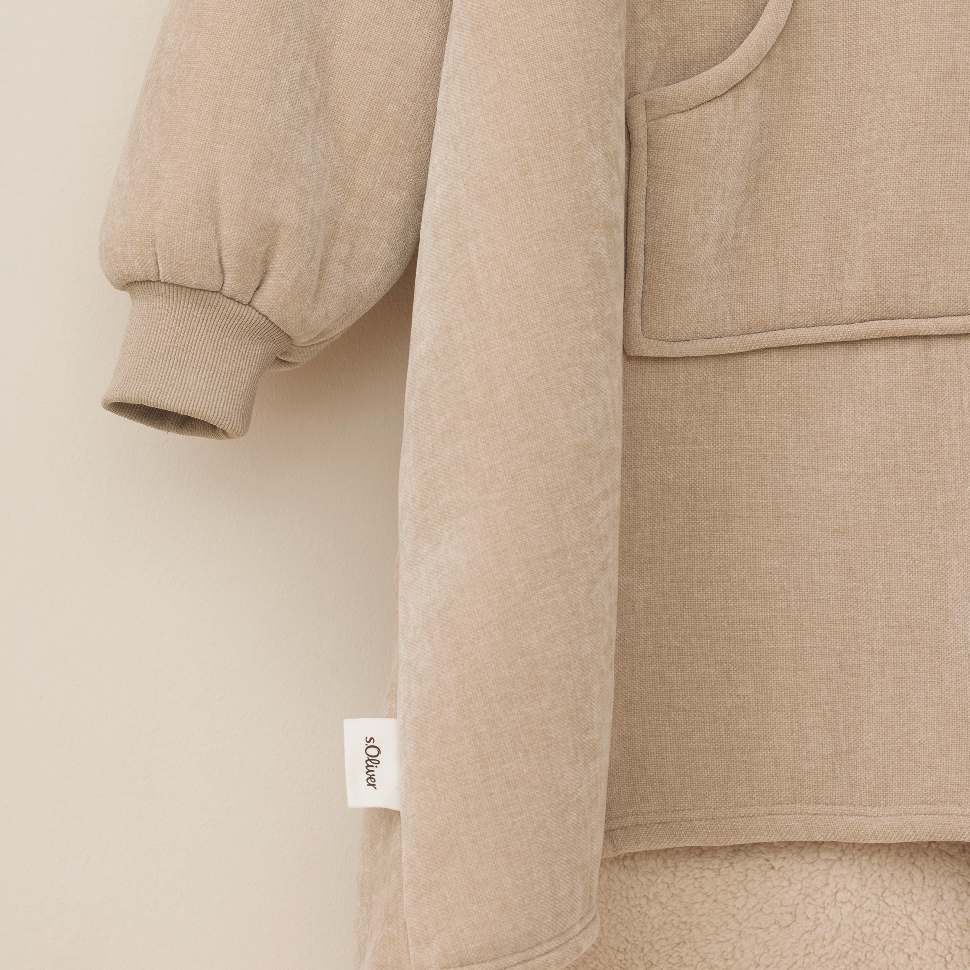 s.Oliver Wohndecke »s.Oliver Lounge Hoodie« mit Kapuze, Ärmeln und Tasche