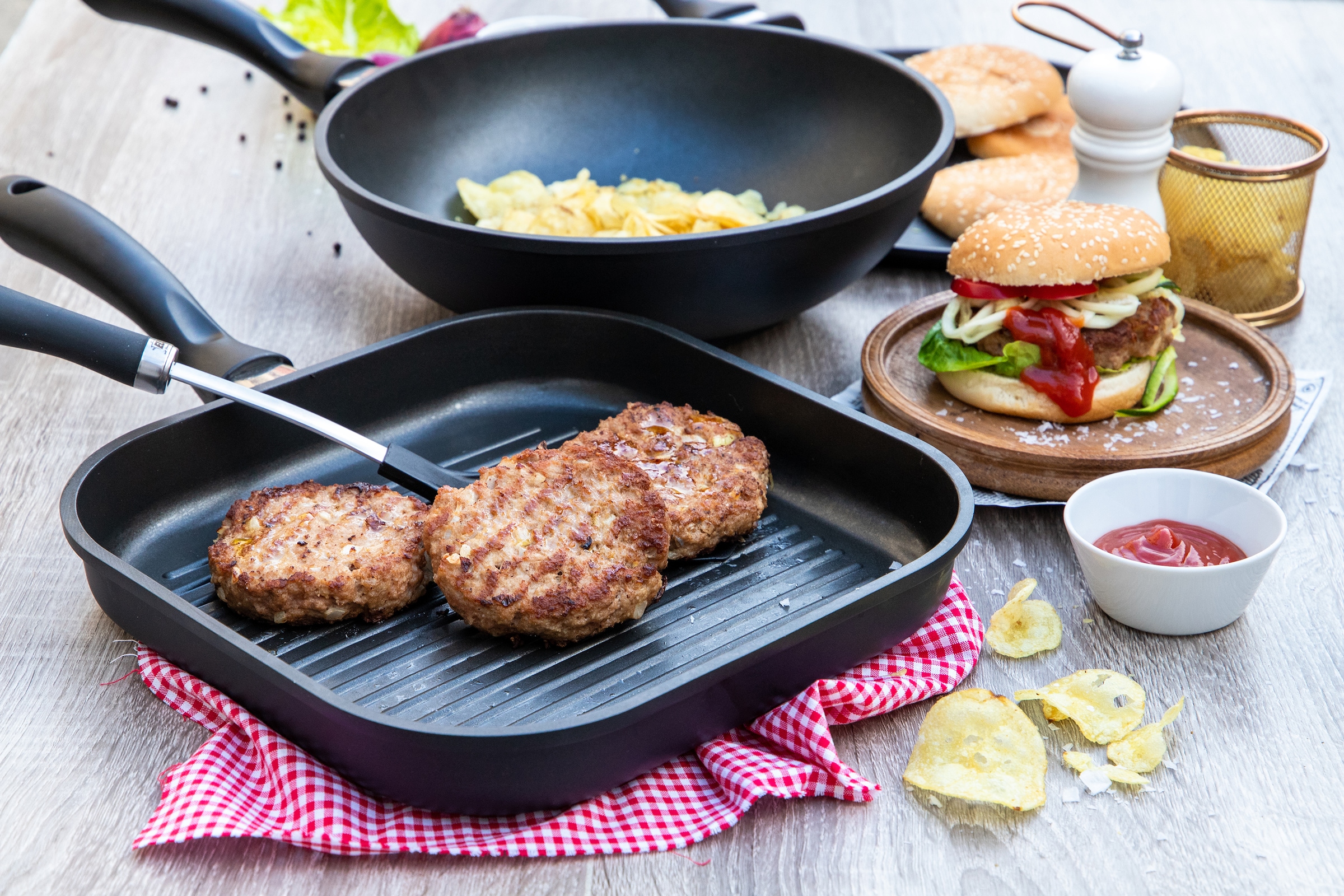 Elo Pfannen-Set »Alucast 4 teilig«, Aluminiumguss, (Set, 4 tlg., je 1 Bratpfanne Ø 20/24, 1 Grillpfanne Ø 28 cm, 1 Servierzange), Induktion, inkl. 1 Kochzange