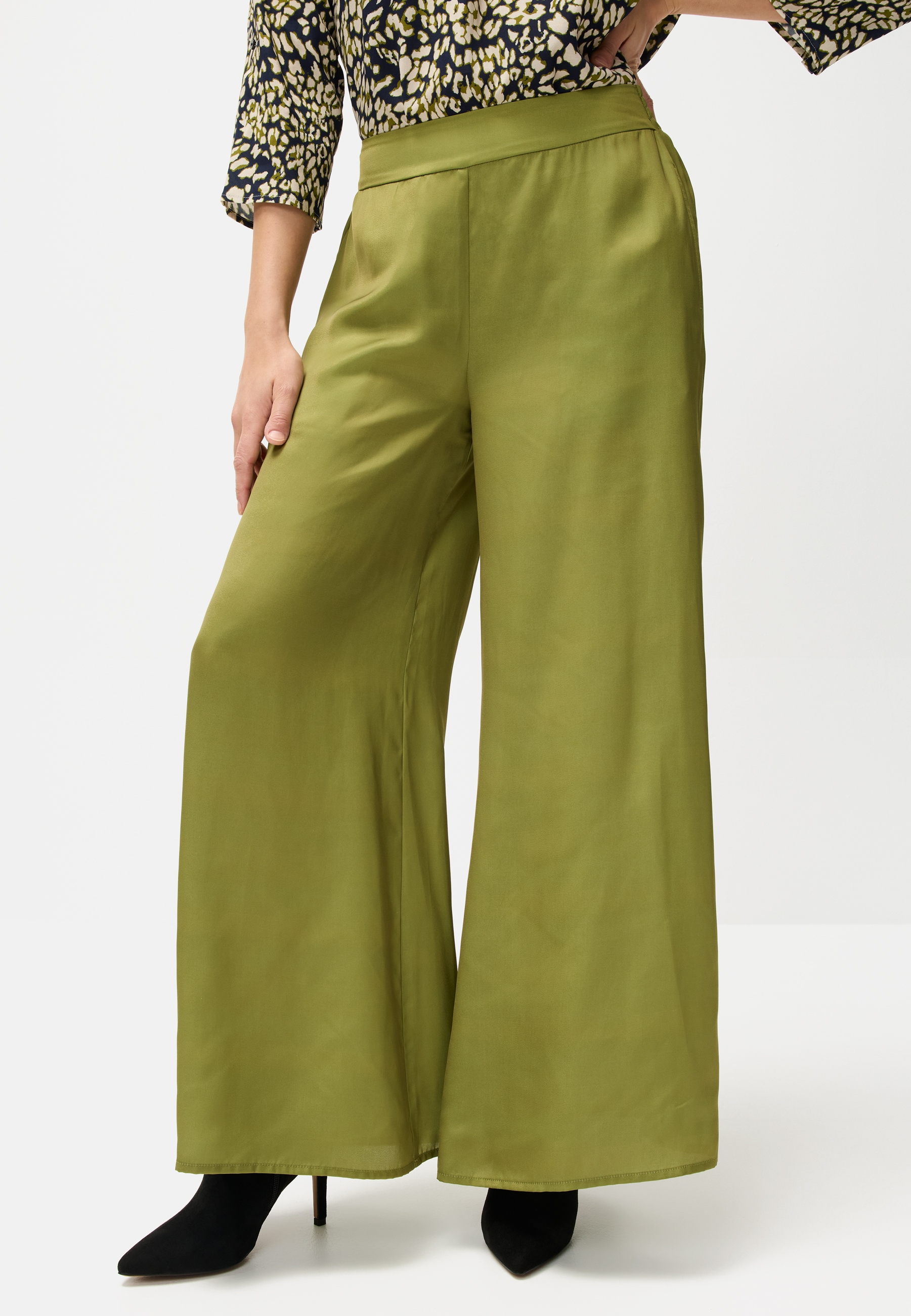 LASCANA Webhose "mit extra weitem Bein aus softer Satinqualität" luftige Sommerhose mit Taschen, elegant