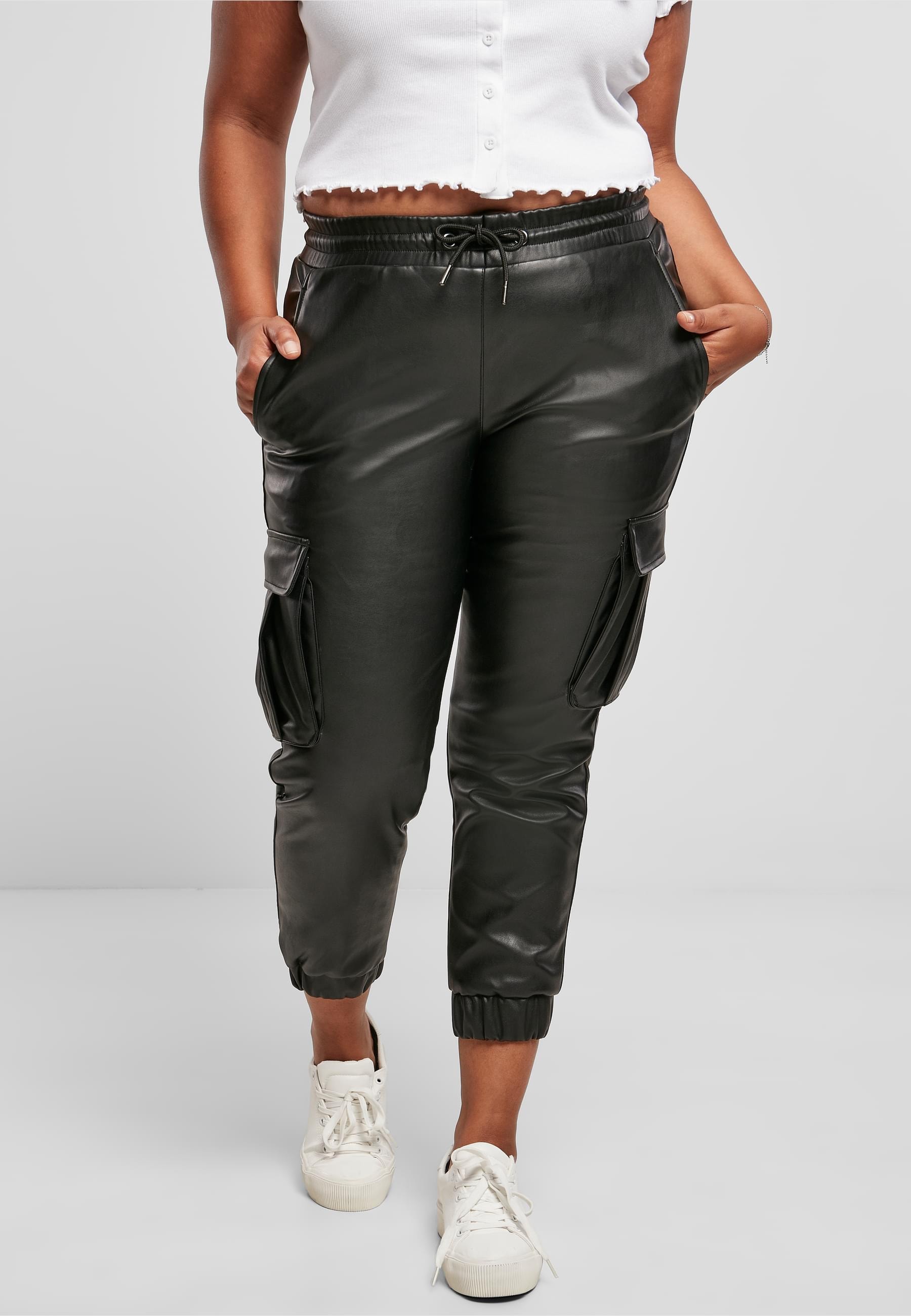 URBAN CLASSICS Cargohose »Urban Classics Damen Ladies Faux Leather Cargo Pants«, (1 tlg.)